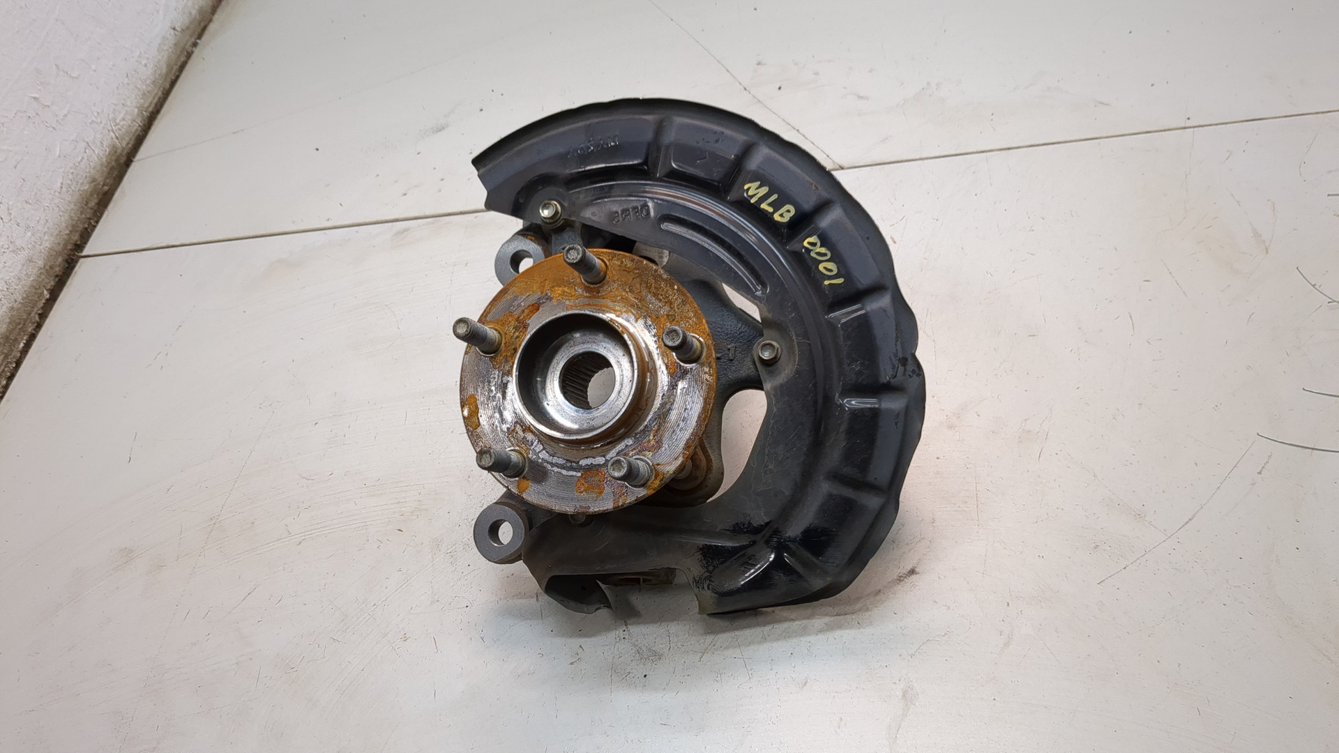 Кулак поворотный передний левый