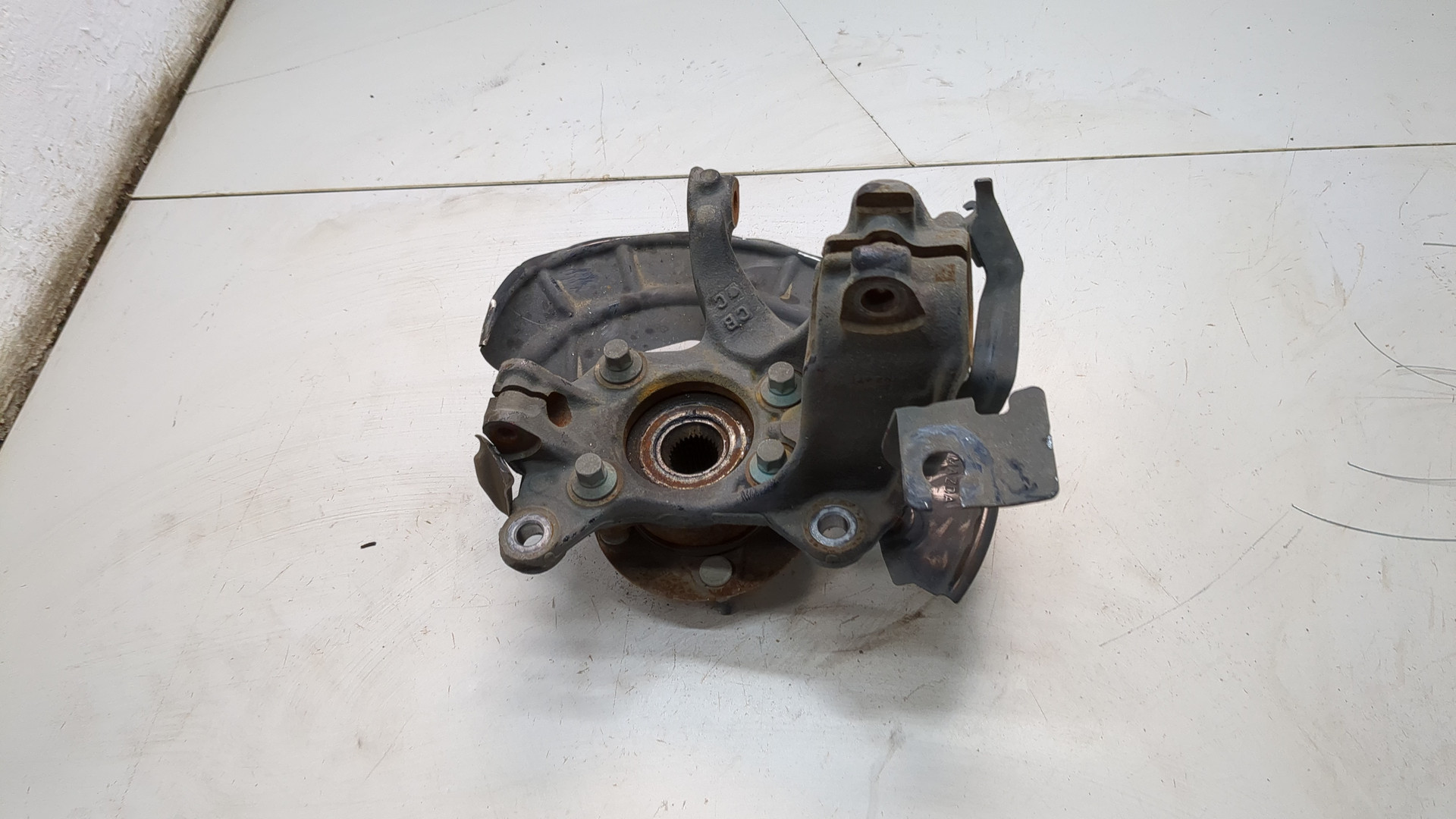 Кулак поворотный передний левый