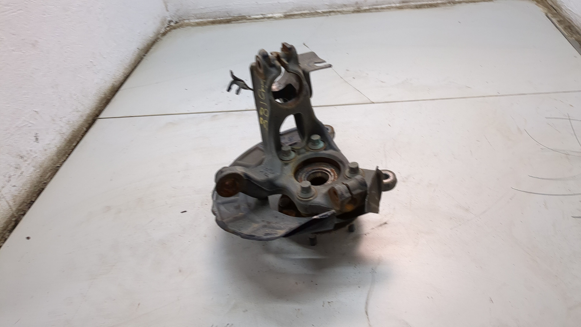 Кулак поворотный передний левый