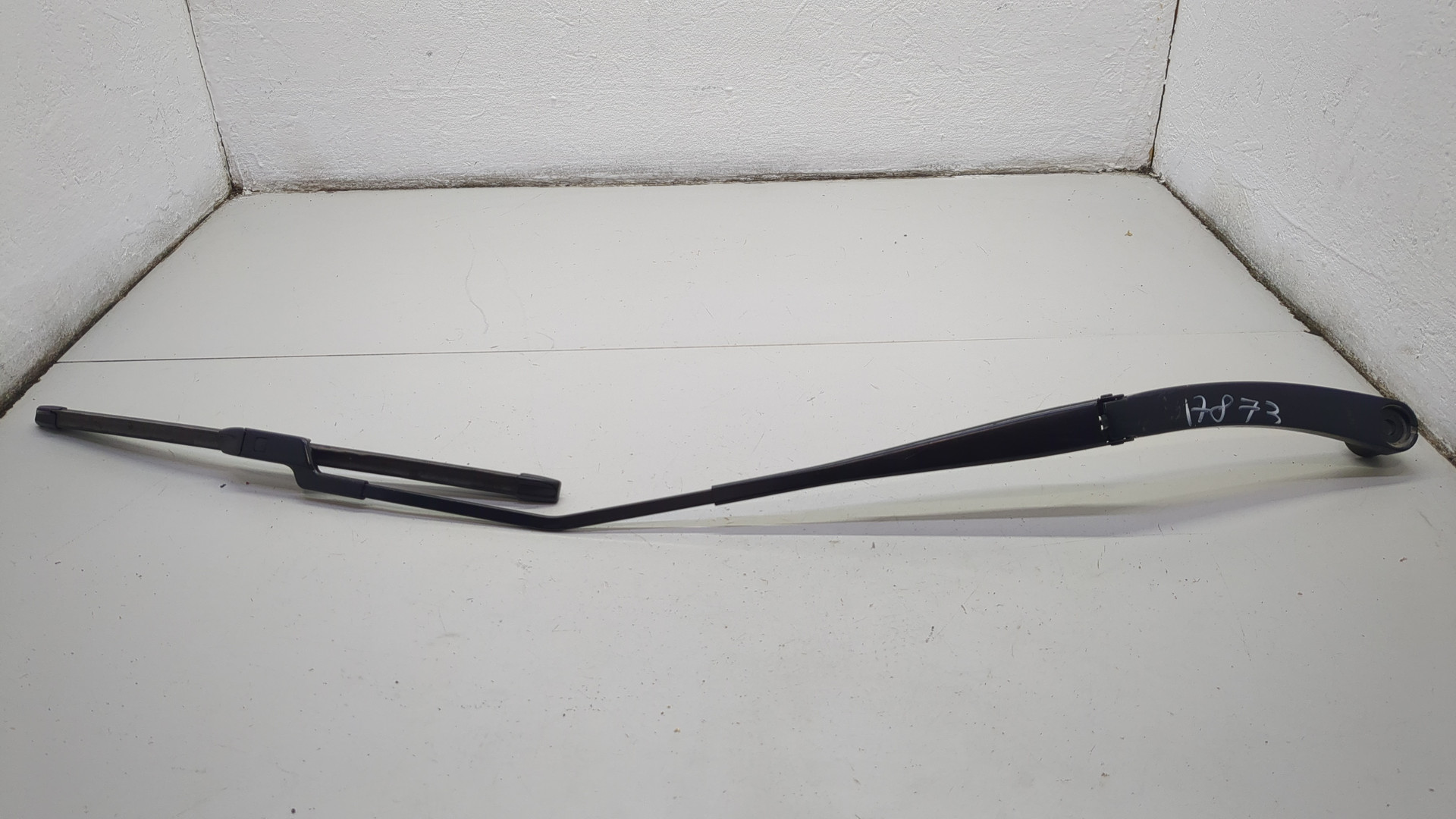 Поводок стеклоочистителя передний правый