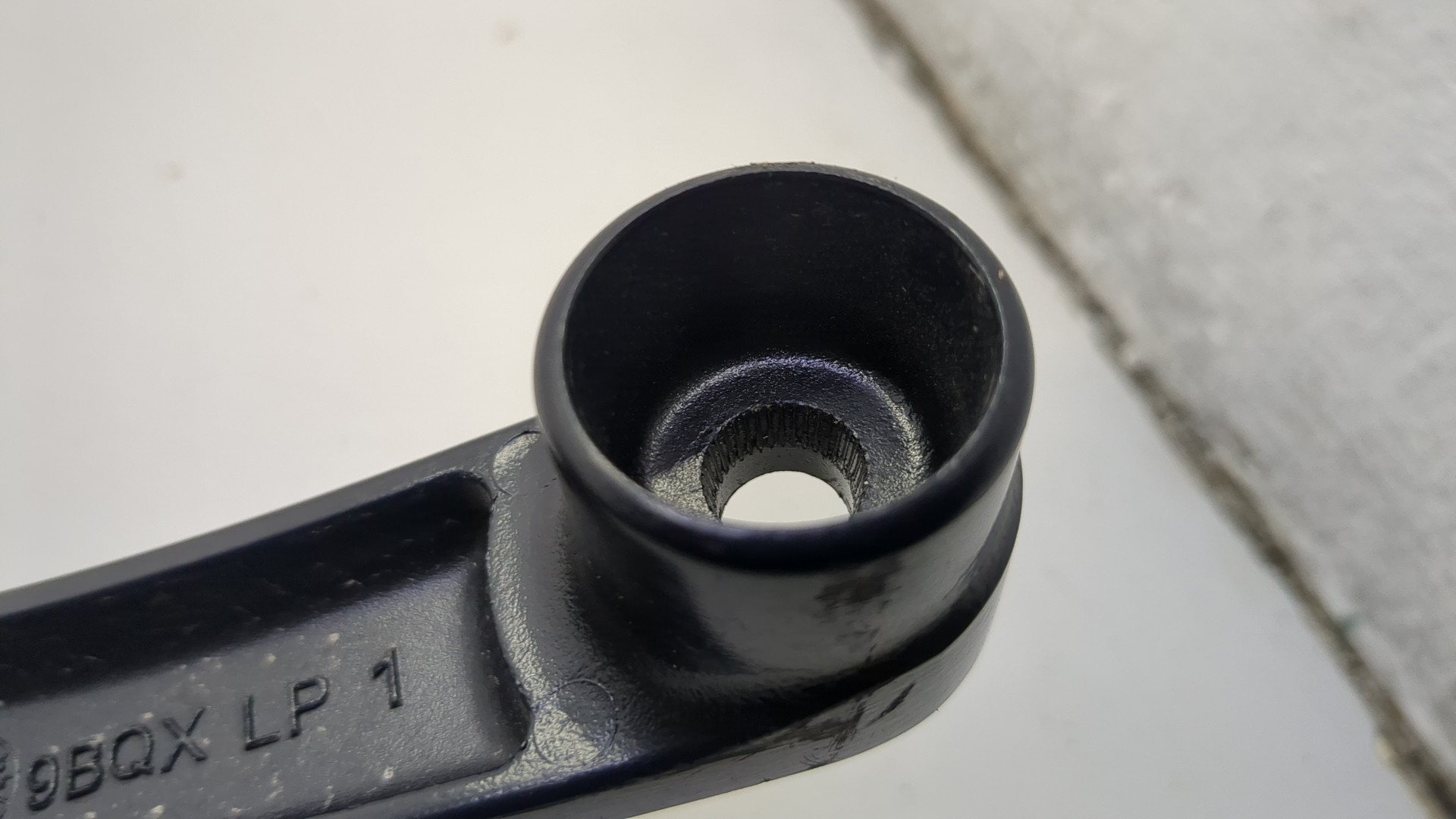 Поводок стеклоочистителя передний правый