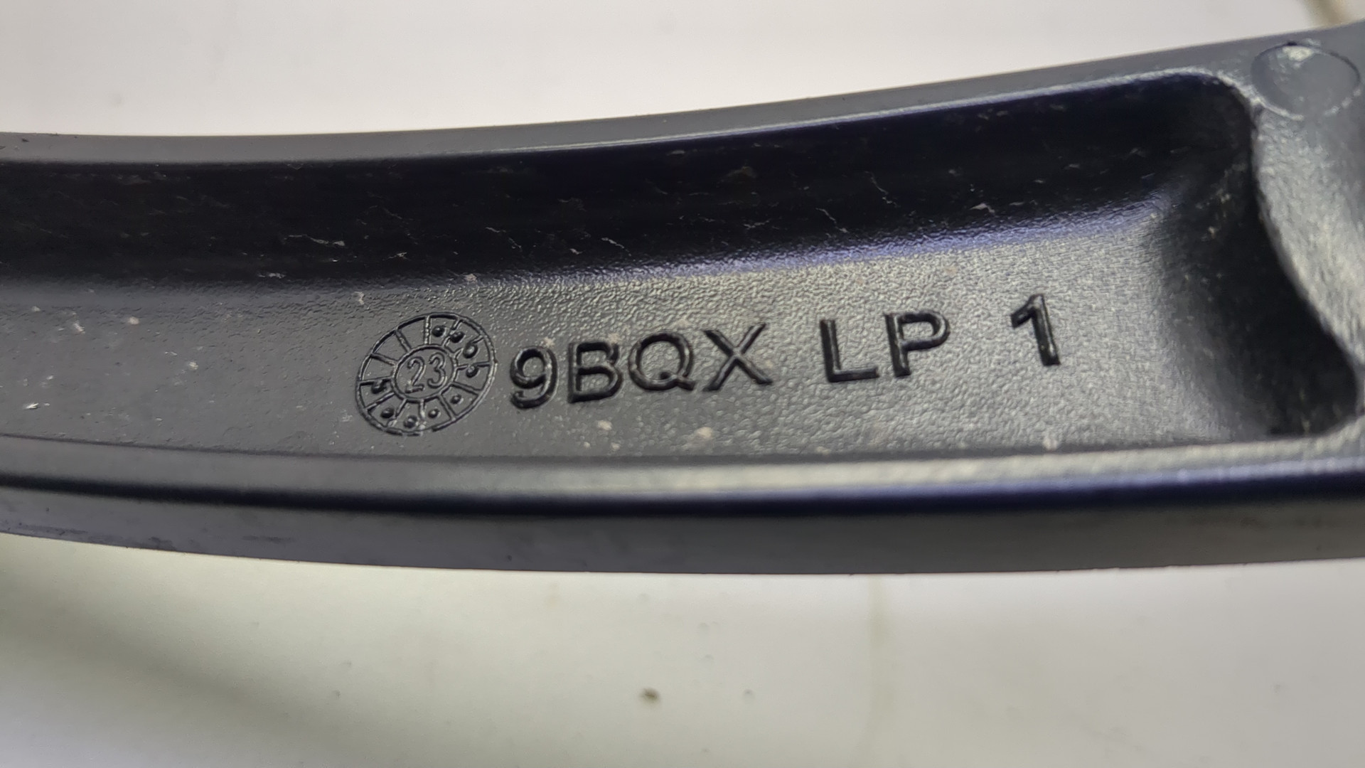 Поводок стеклоочистителя передний правый