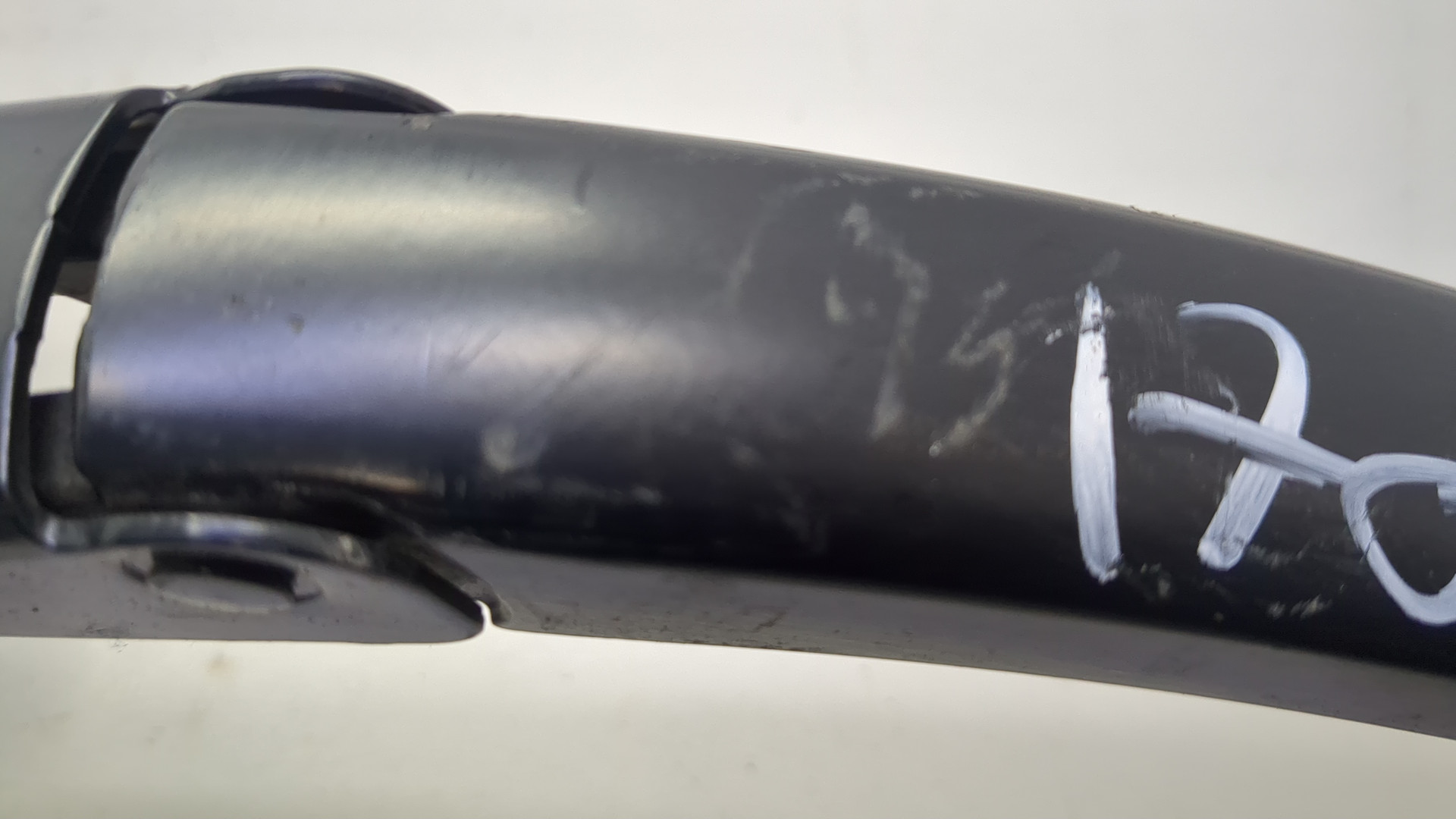 Поводок стеклоочистителя передний правый