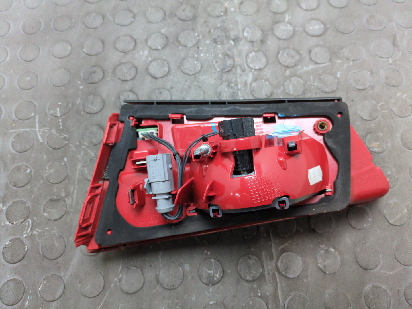 Фонарь задний внутренний левый