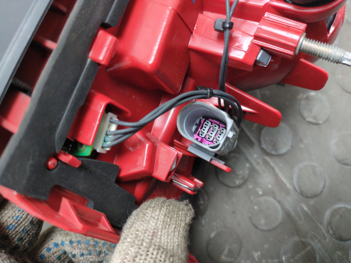 Фонарь задний внутренний левый