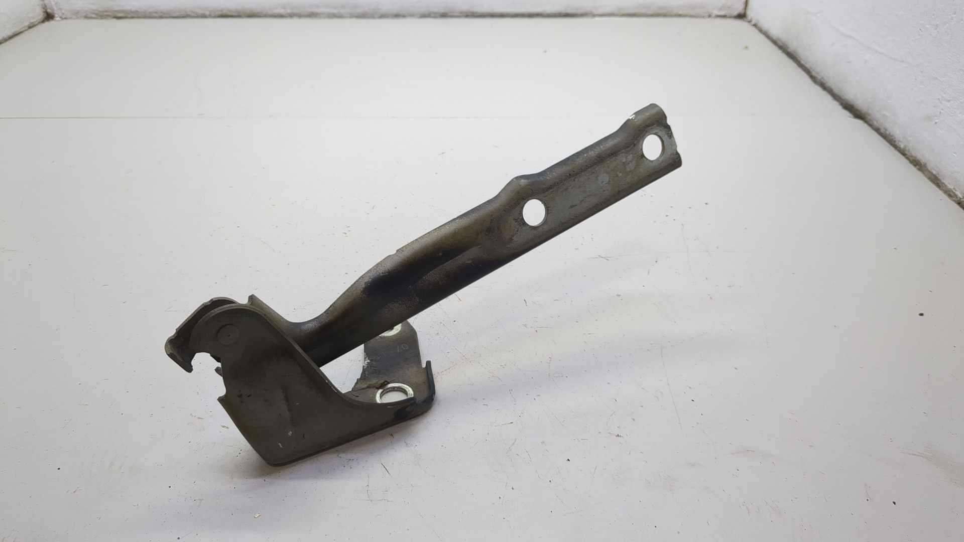 Петля капота правая