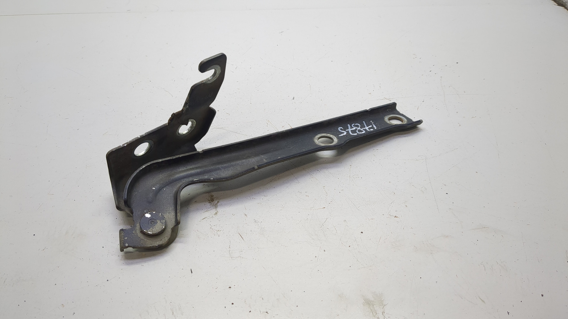 Петля капота правая