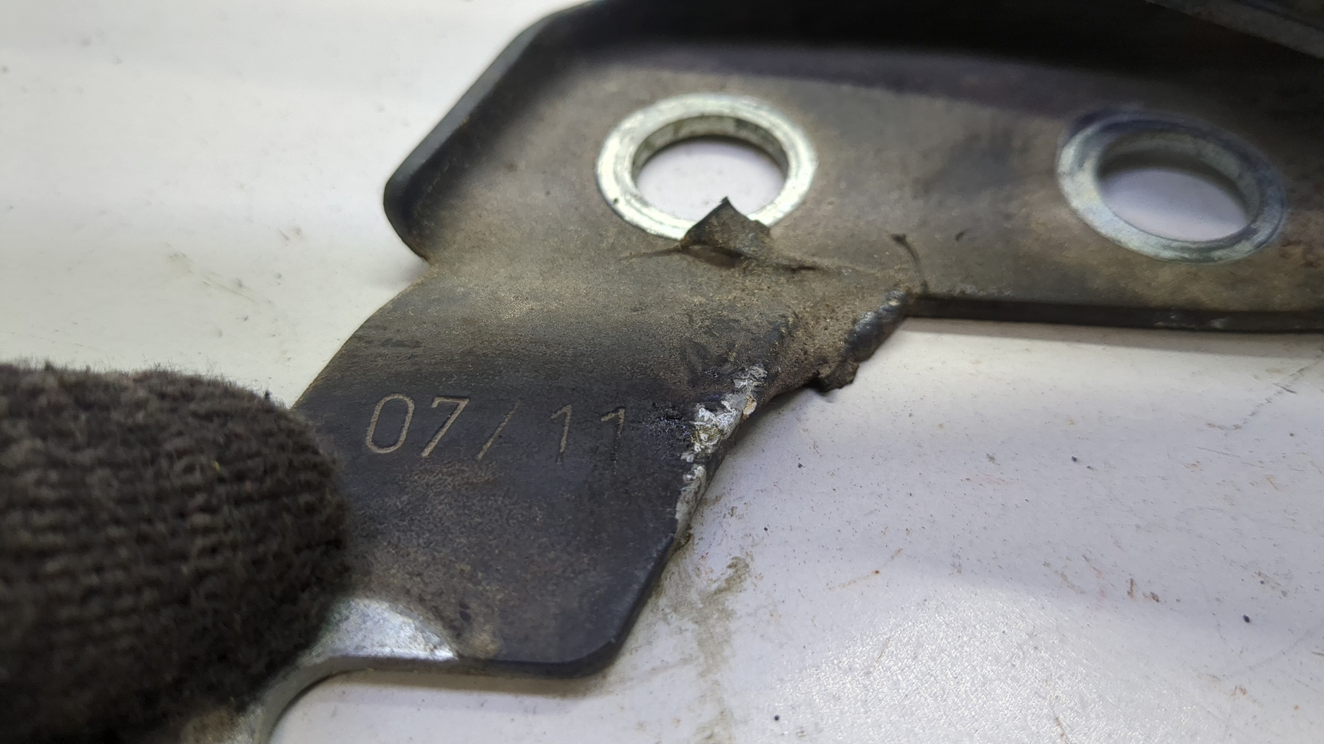 Петля капота правая