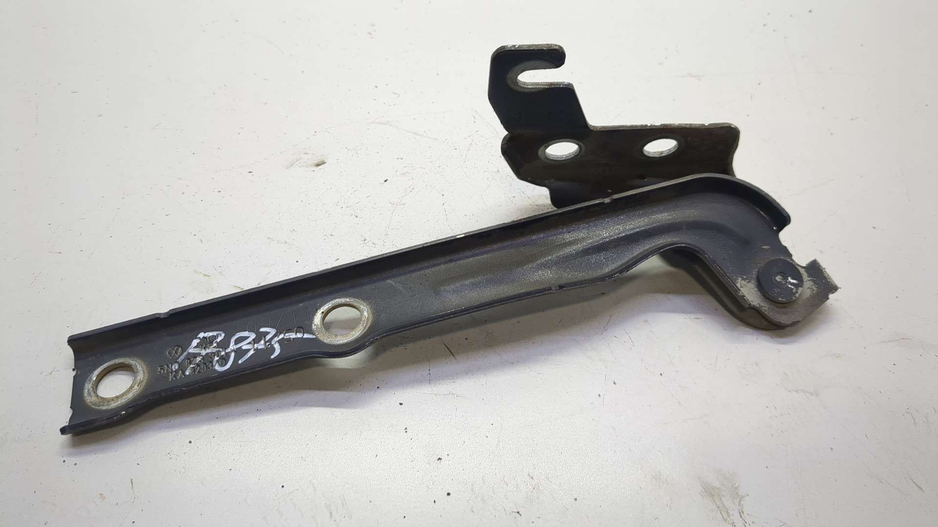 Петля капота левая