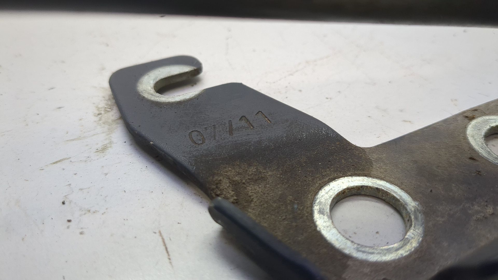 Петля капота левая