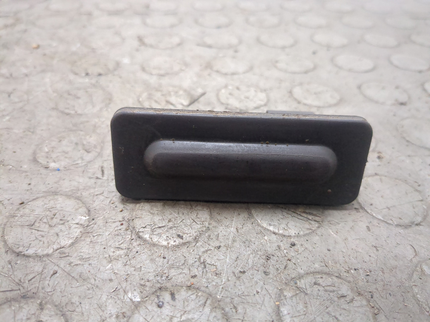 Кнопка открывания багажника