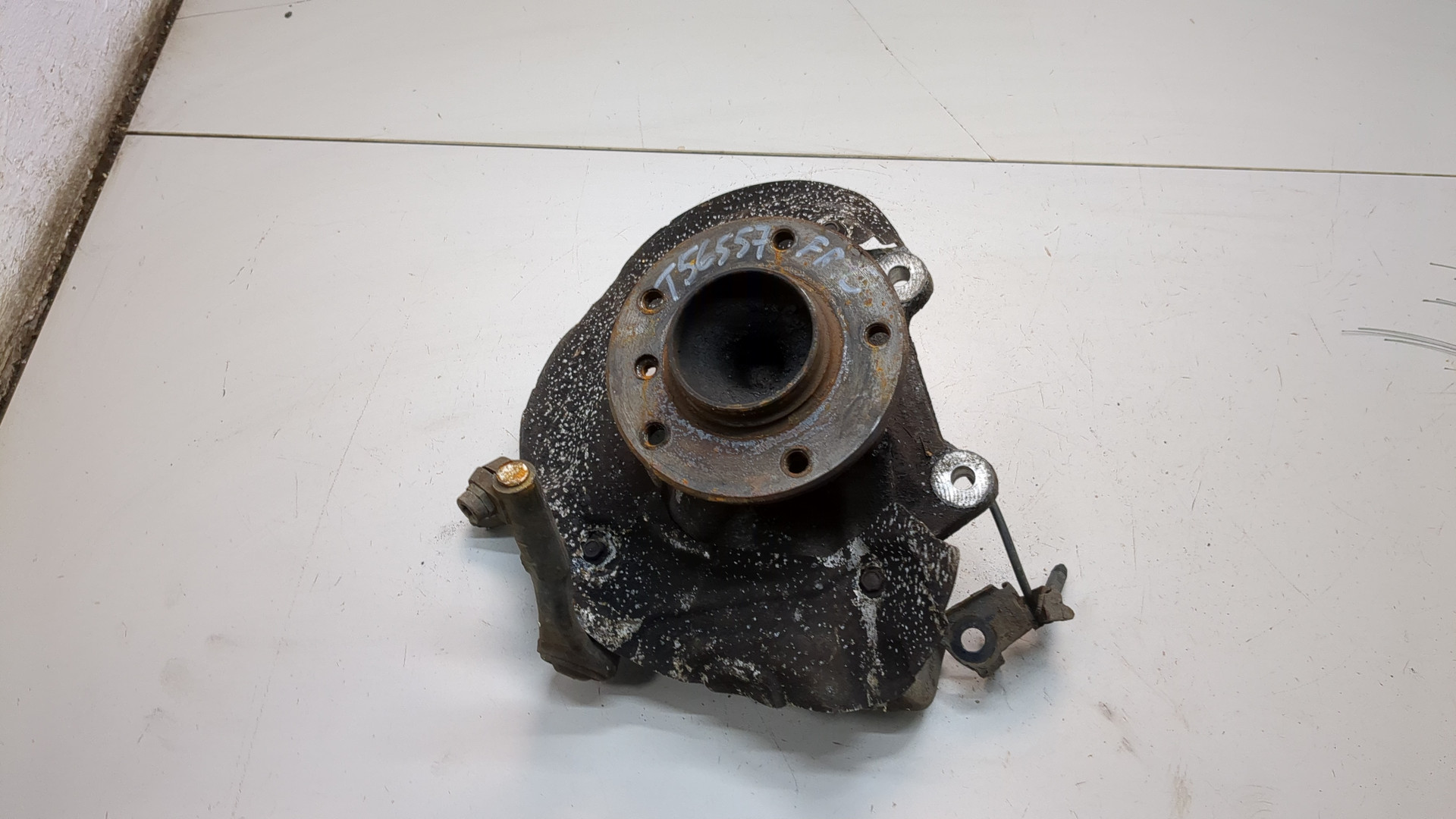 Кулак поворотный передний левый