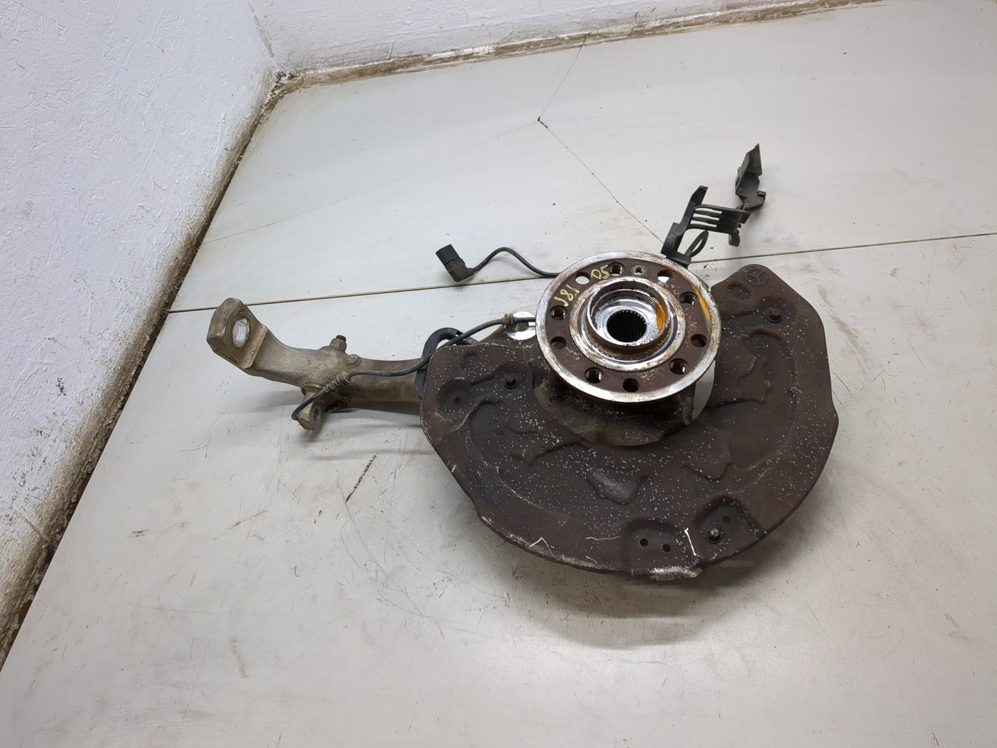 Кулак поворотный передний левый