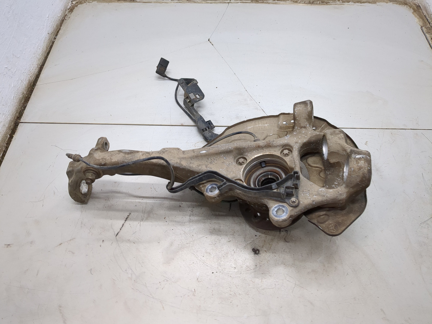 Кулак поворотный передний левый