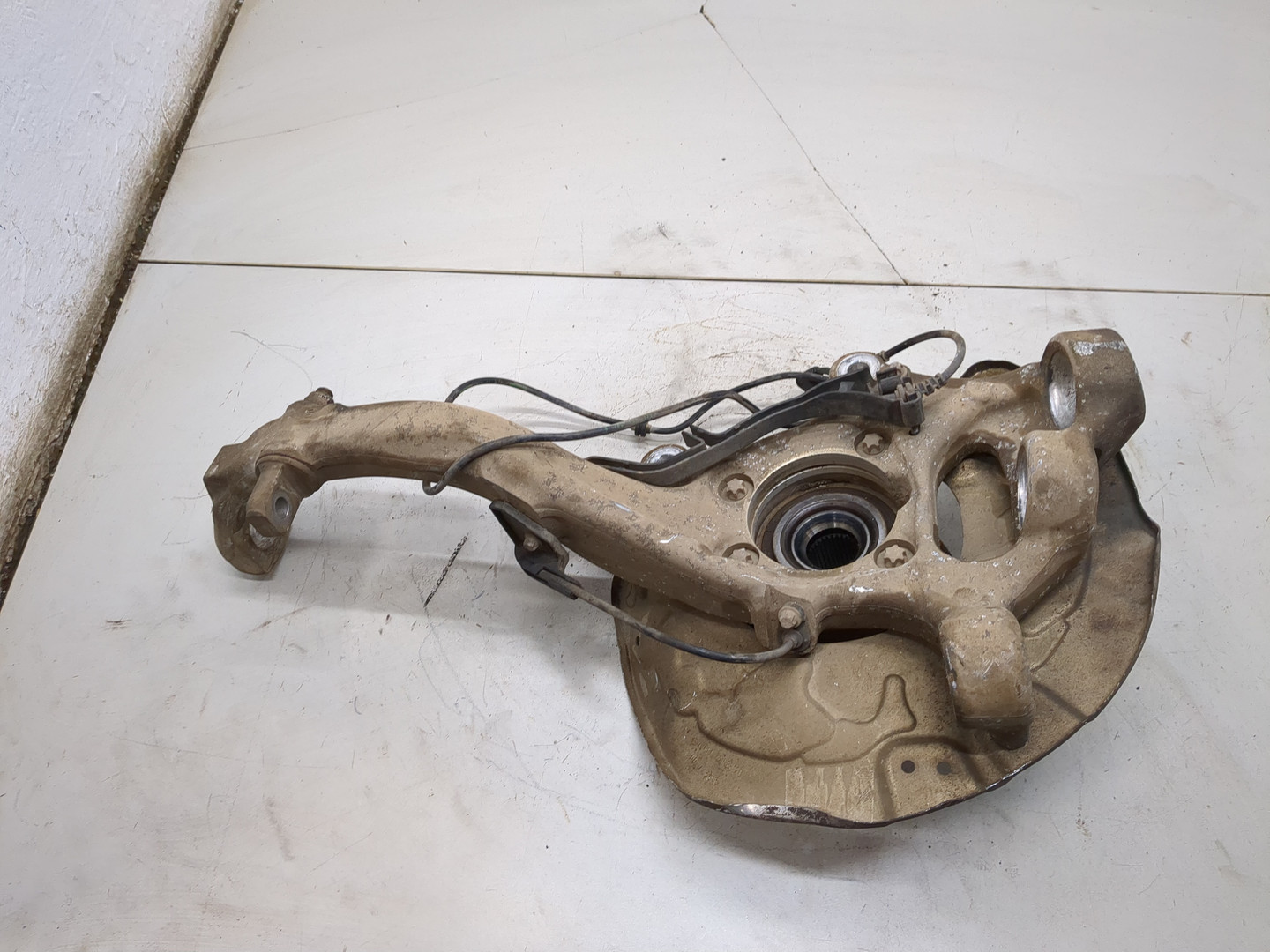 Кулак поворотный передний правый