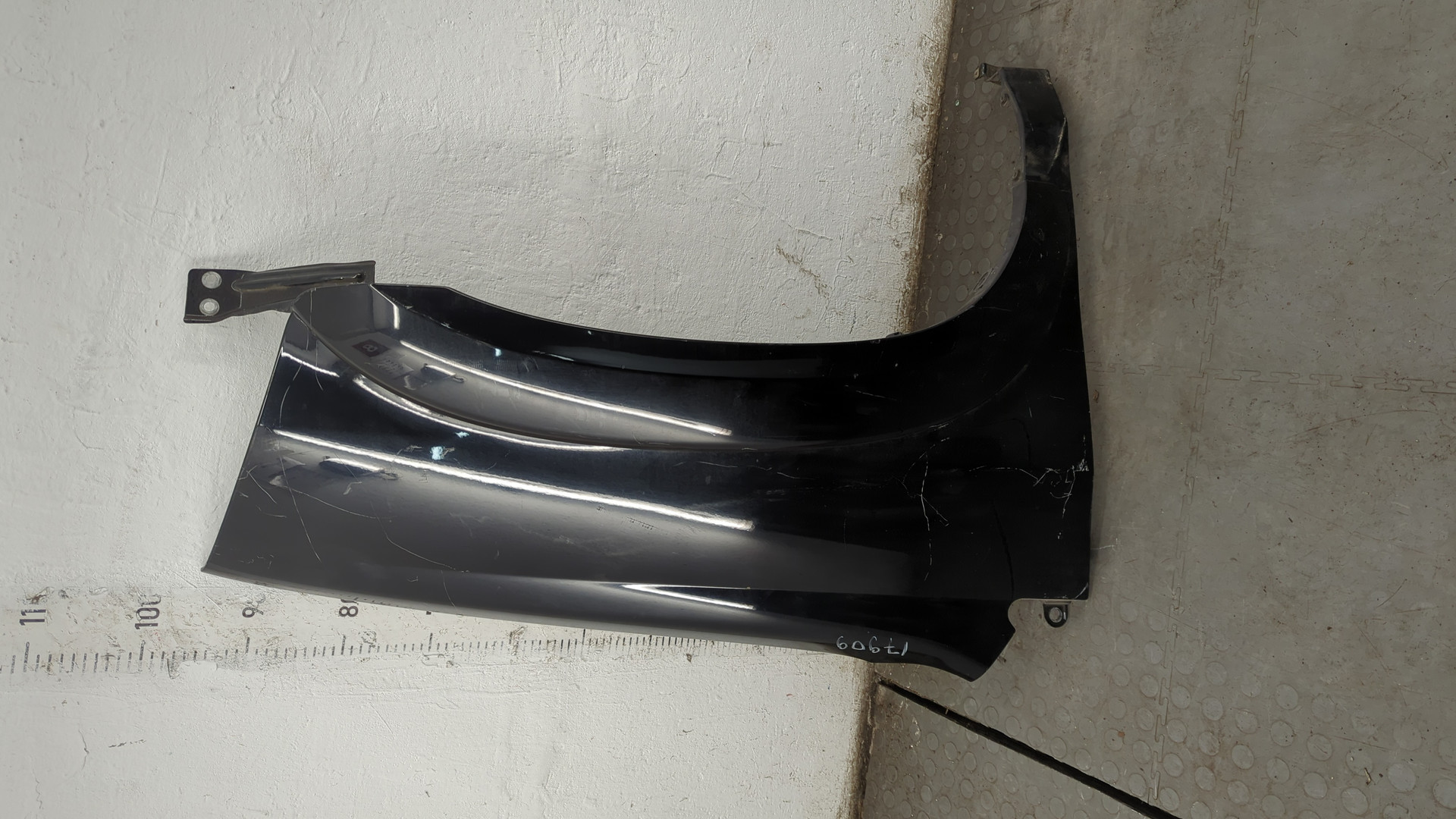 Крыло переднее правое