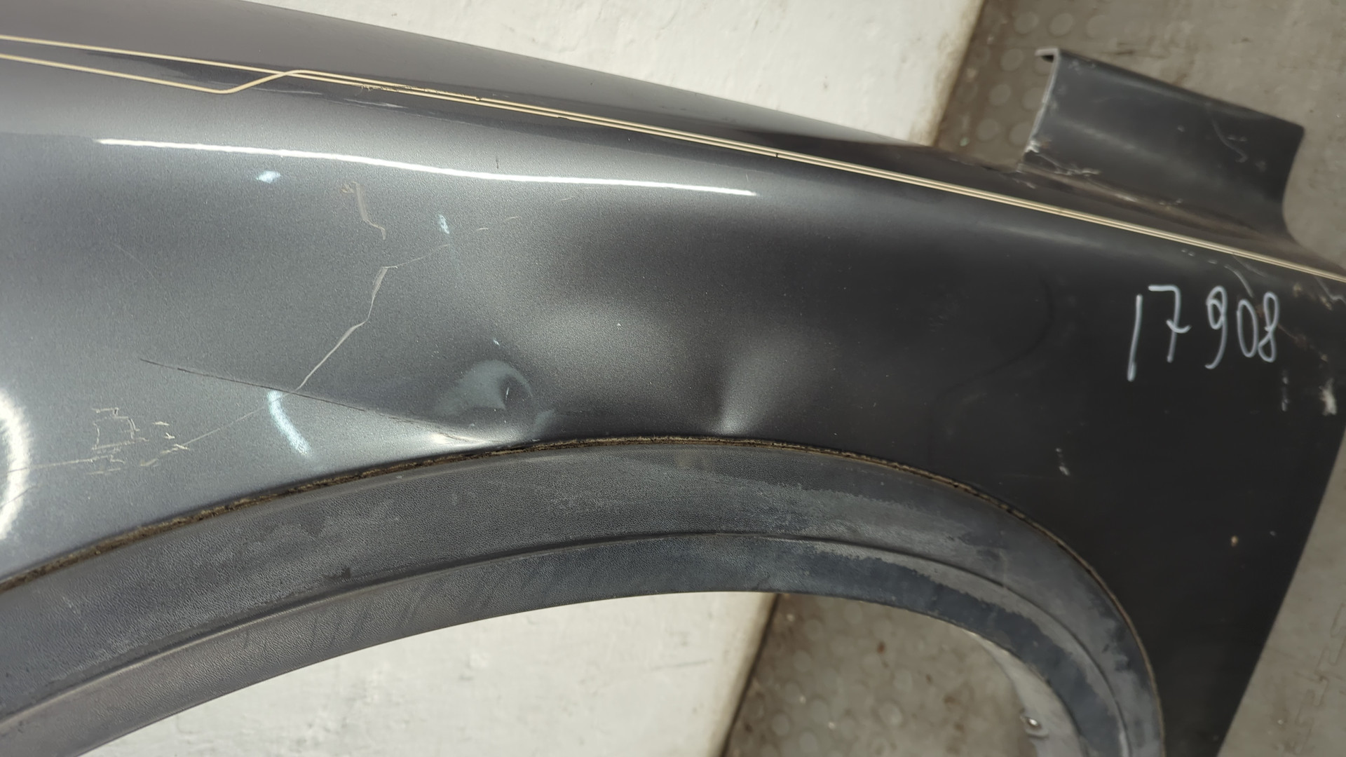 Крыло переднее левое