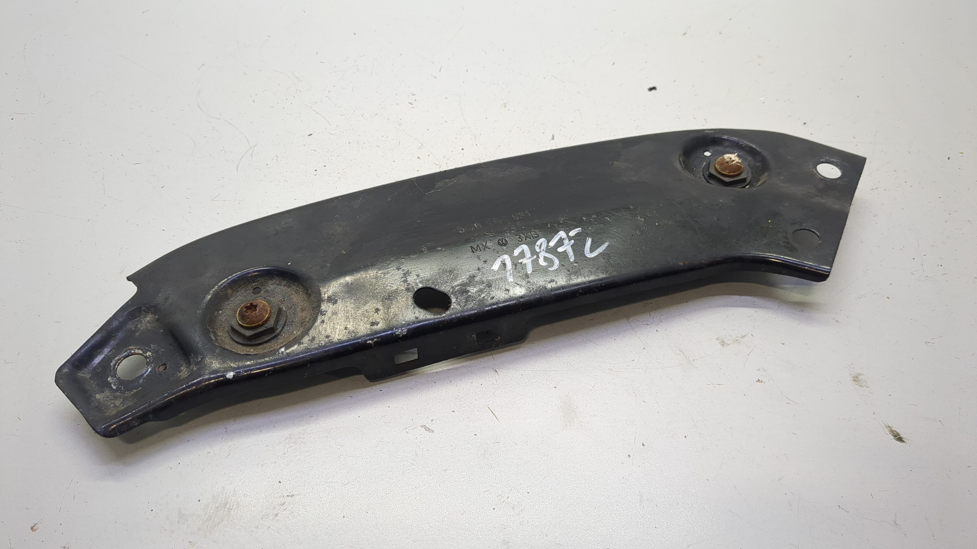 Кронштейн фар левый