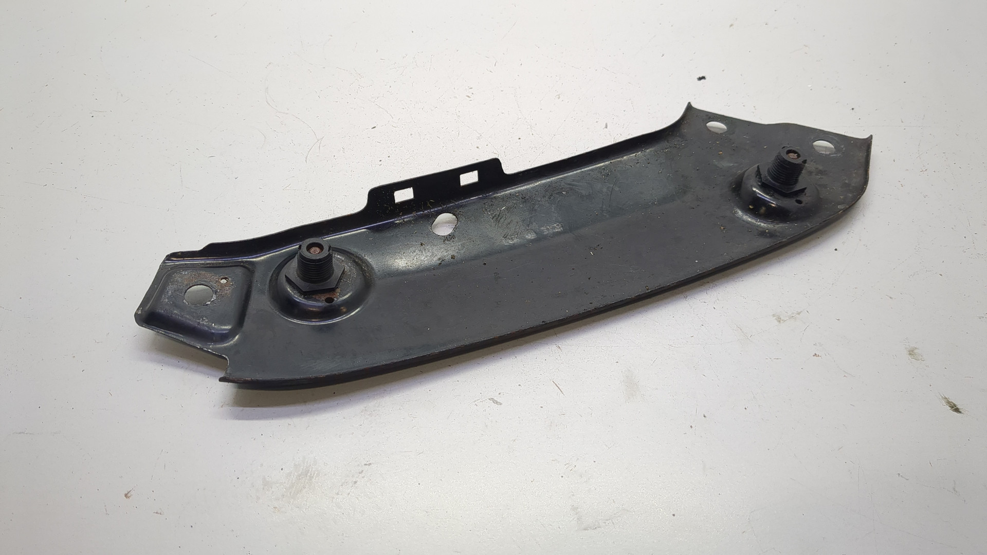 Кронштейн фар левый