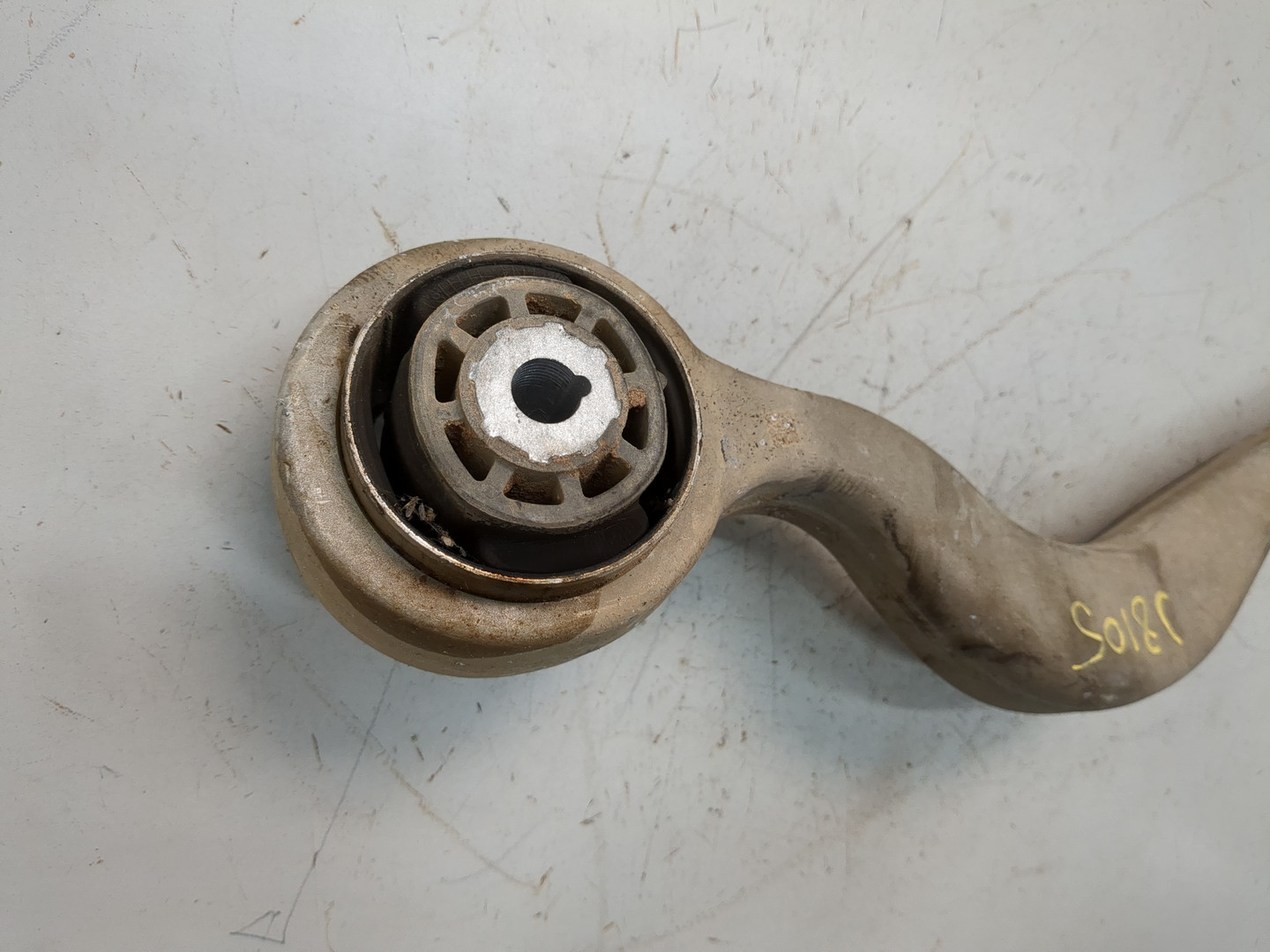 Рычаг передний правый