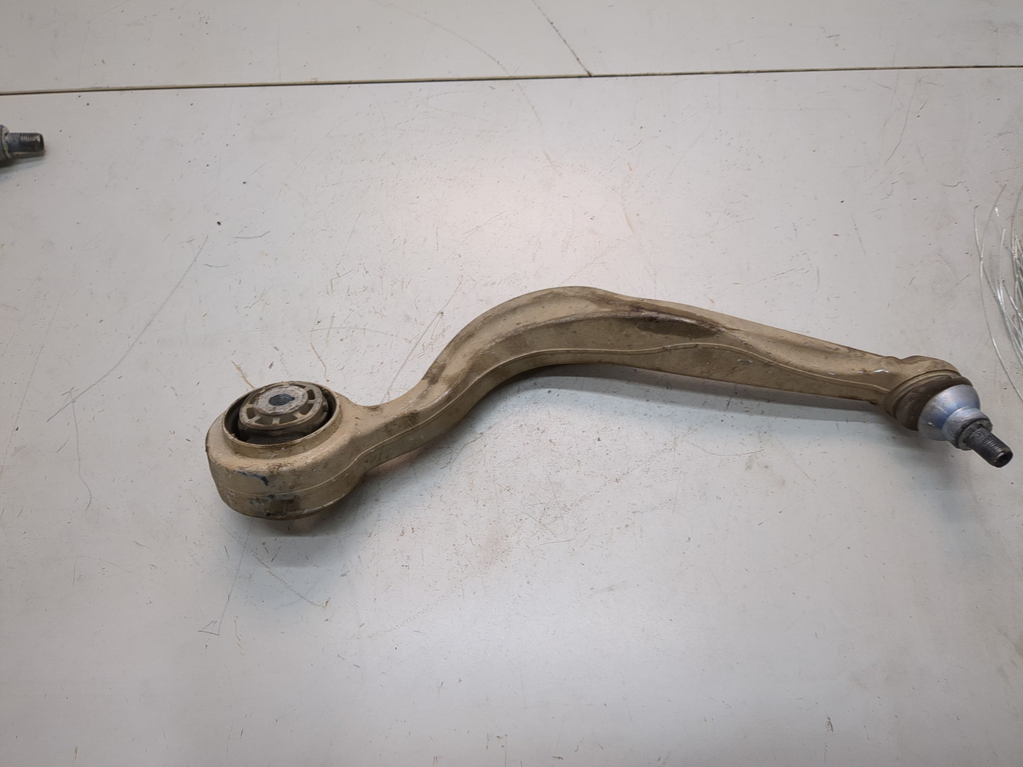 Рычаг передний правый