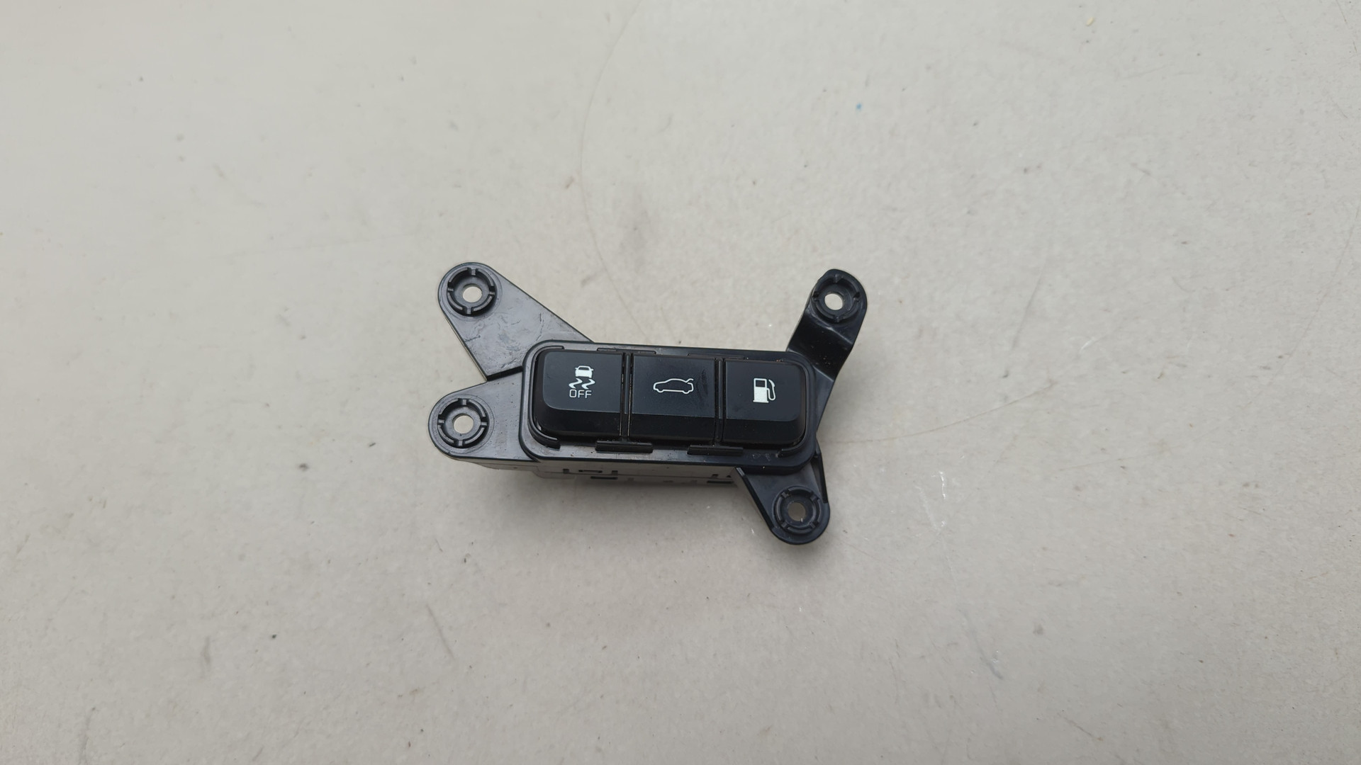 Кнопка открывания багажника