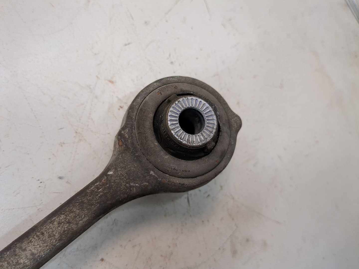 Рычаг передний левый