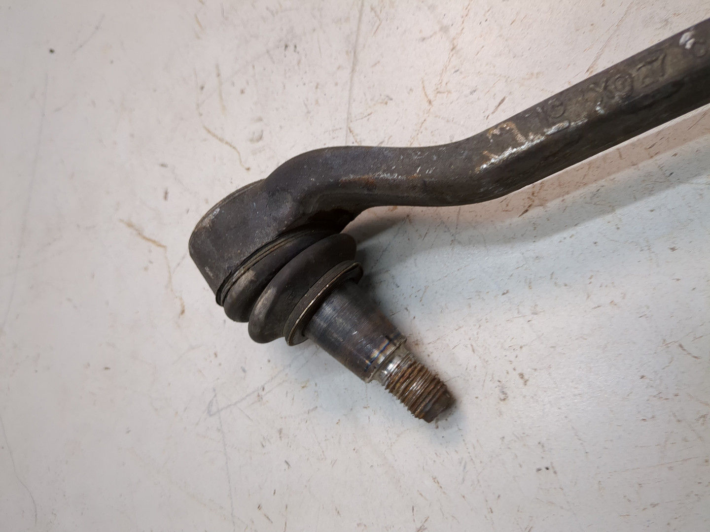 Рычаг передний левый