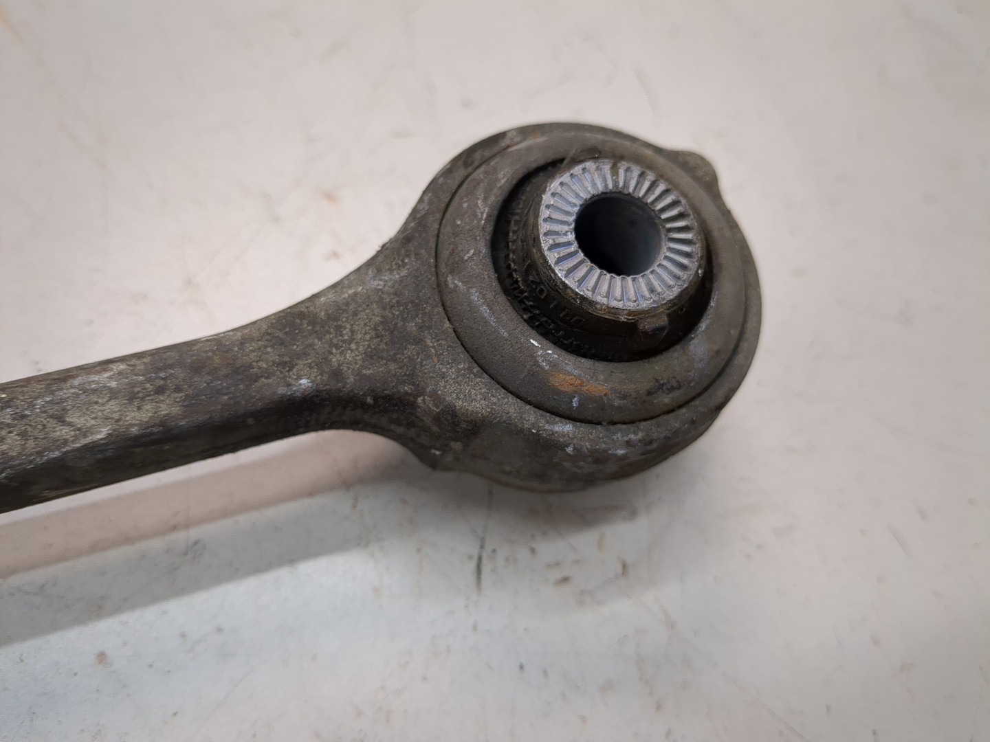 Рычаг передний правый