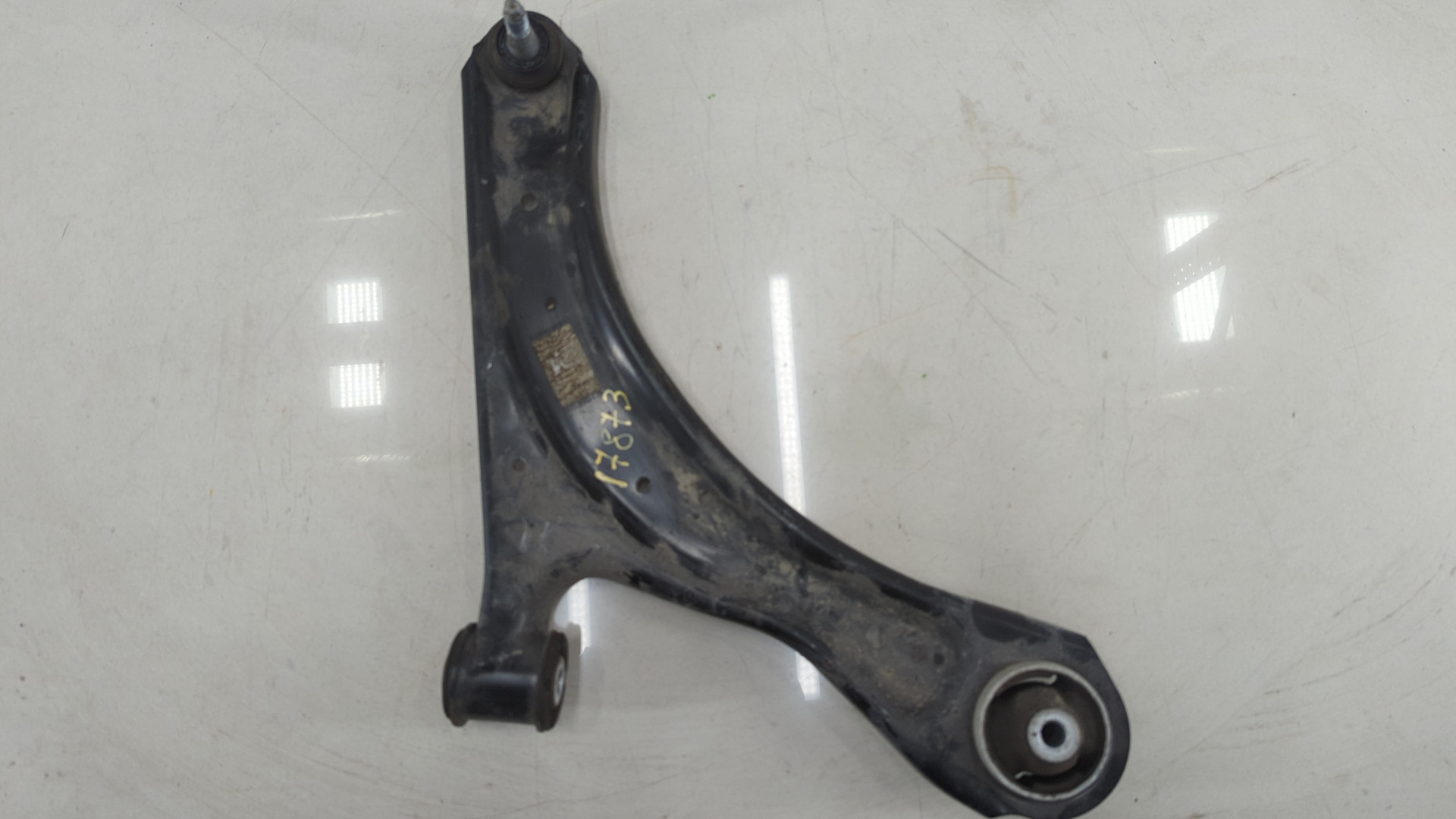 Рычаг передний правый