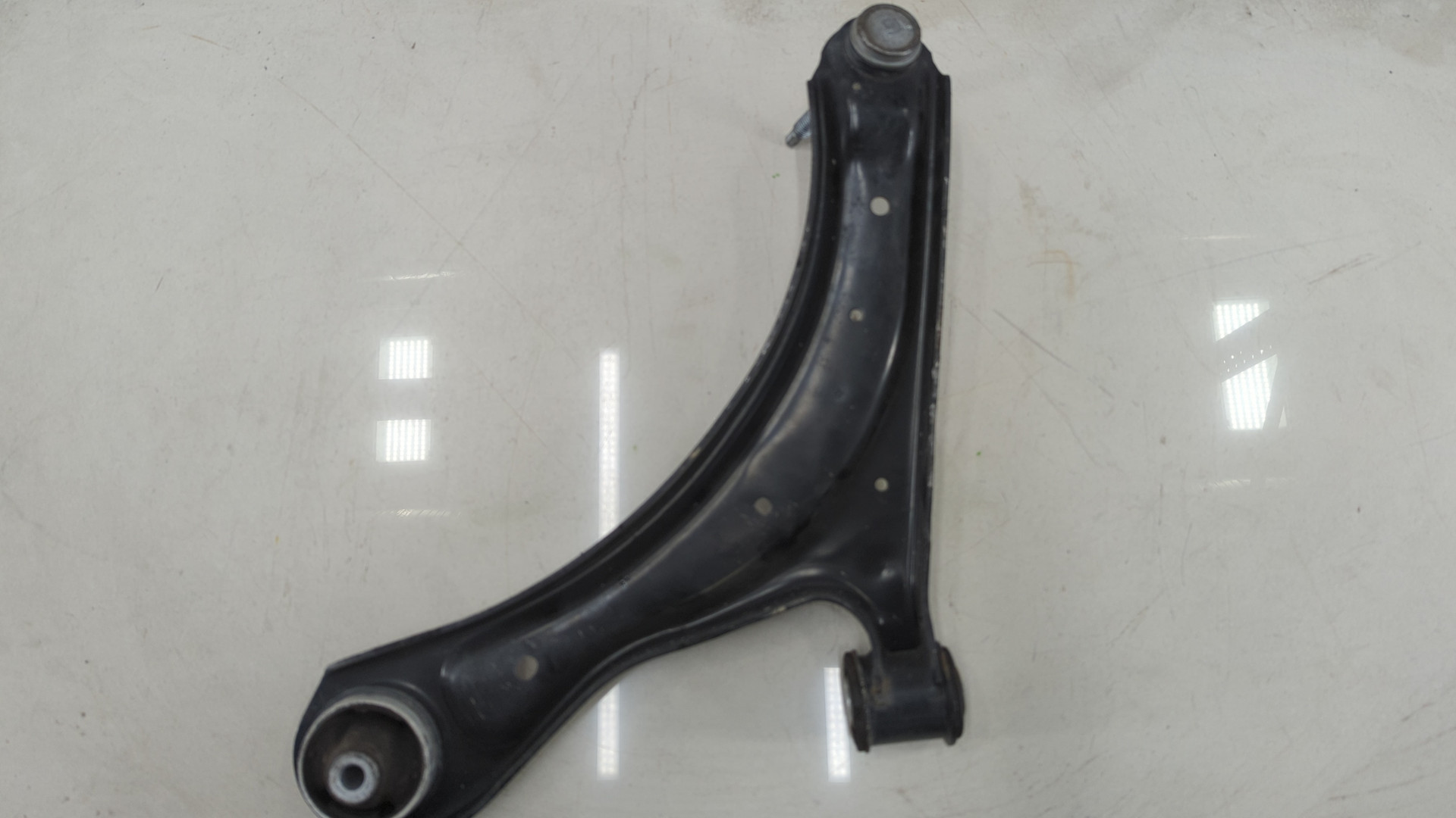 Рычаг передний правый