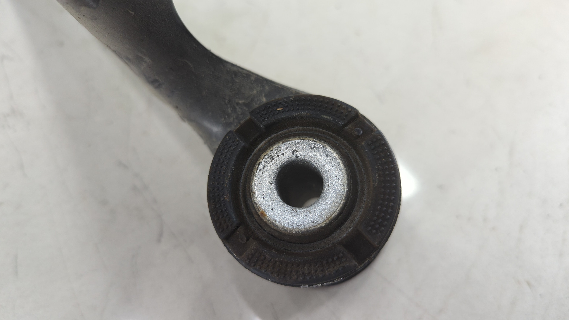 Рычаг передний правый