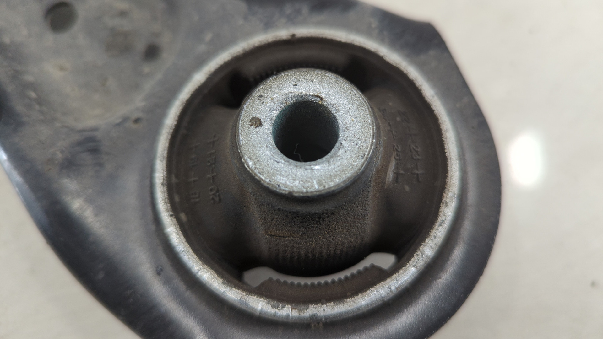 Рычаг передний правый