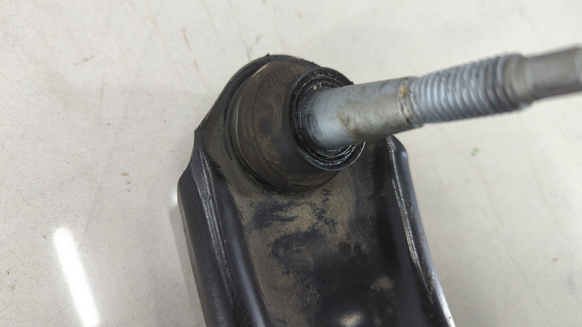 Рычаг передний правый