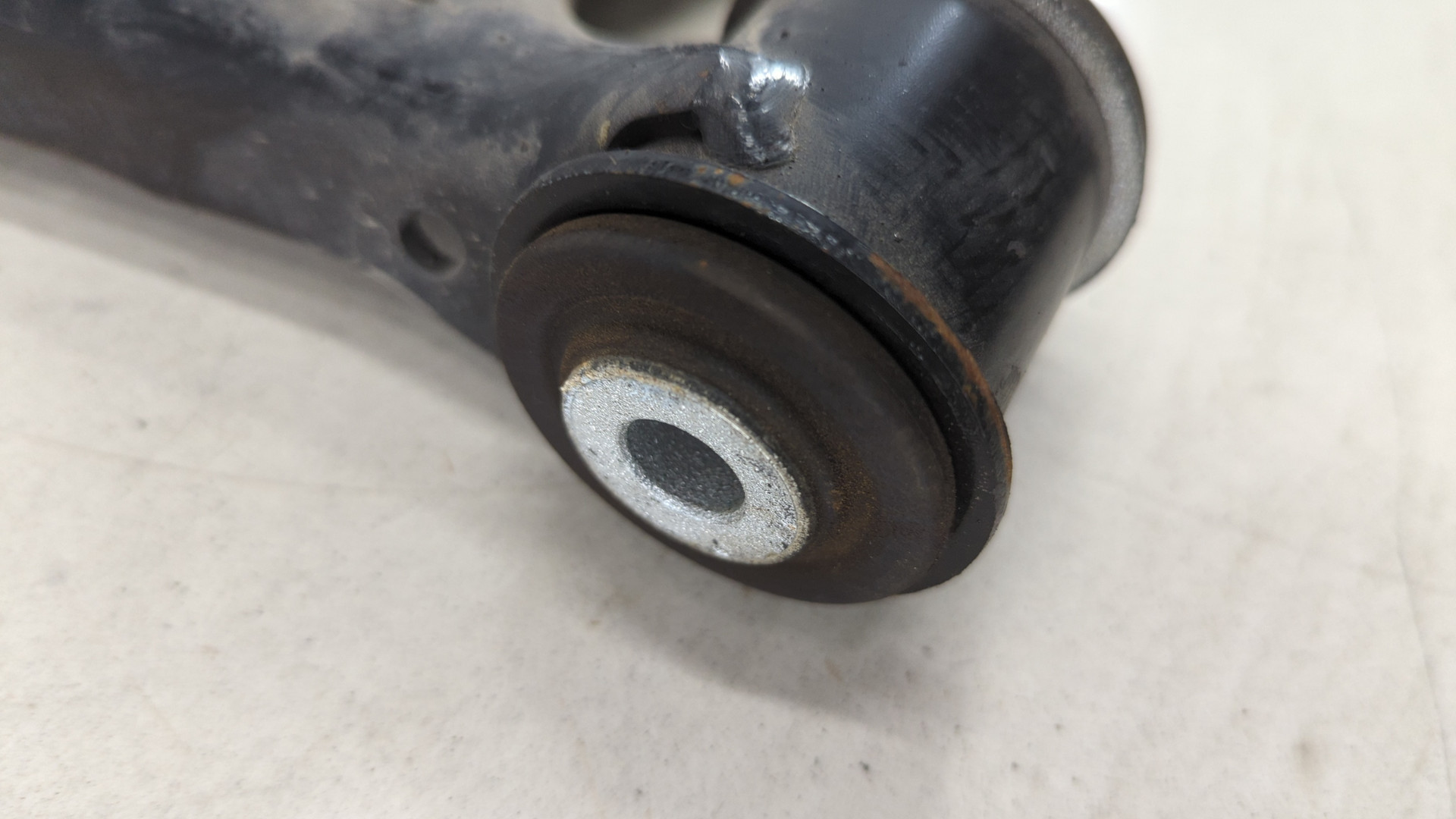 Рычаг передний правый