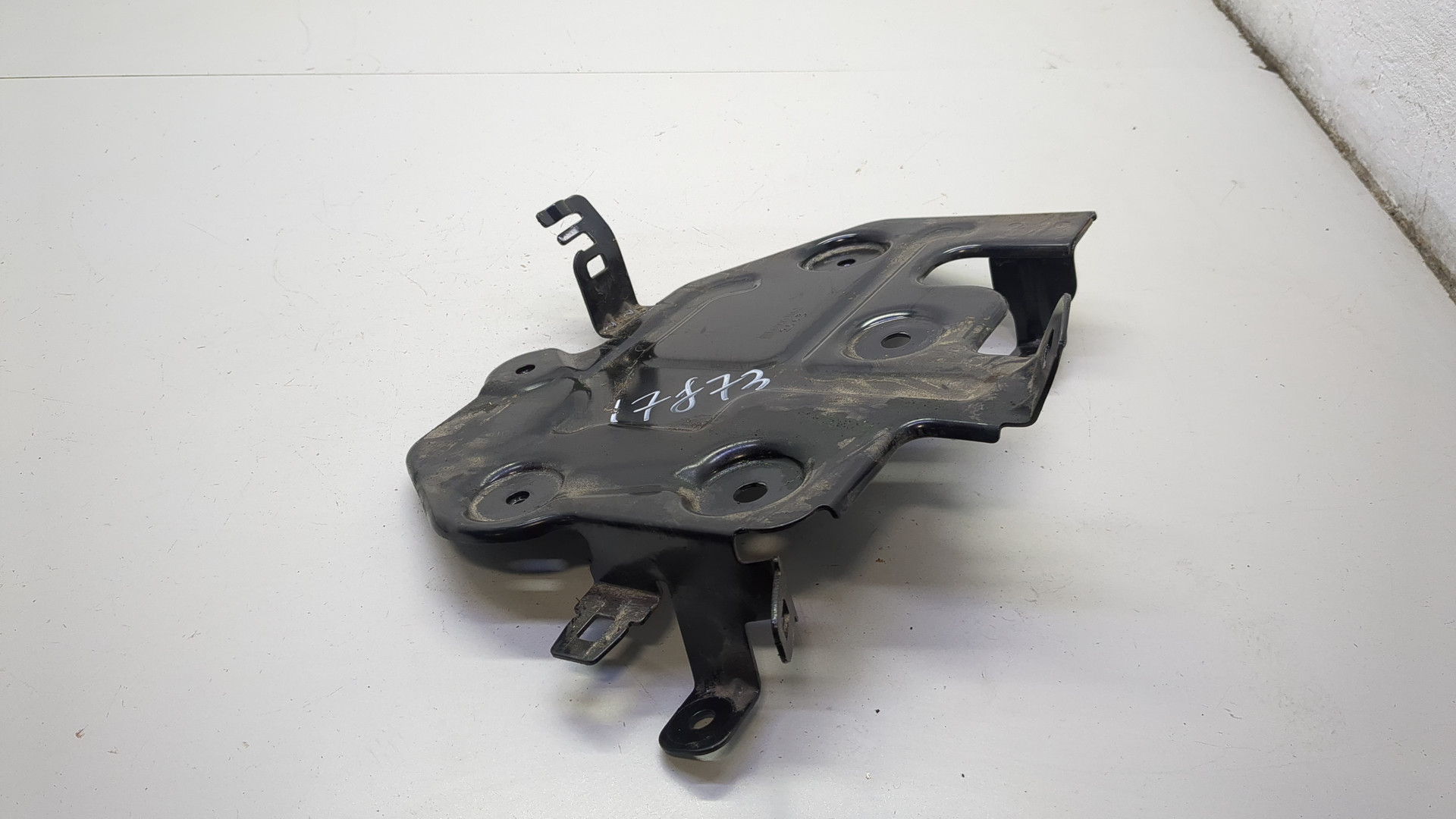 Площадка под аккумулятор (АКБ)