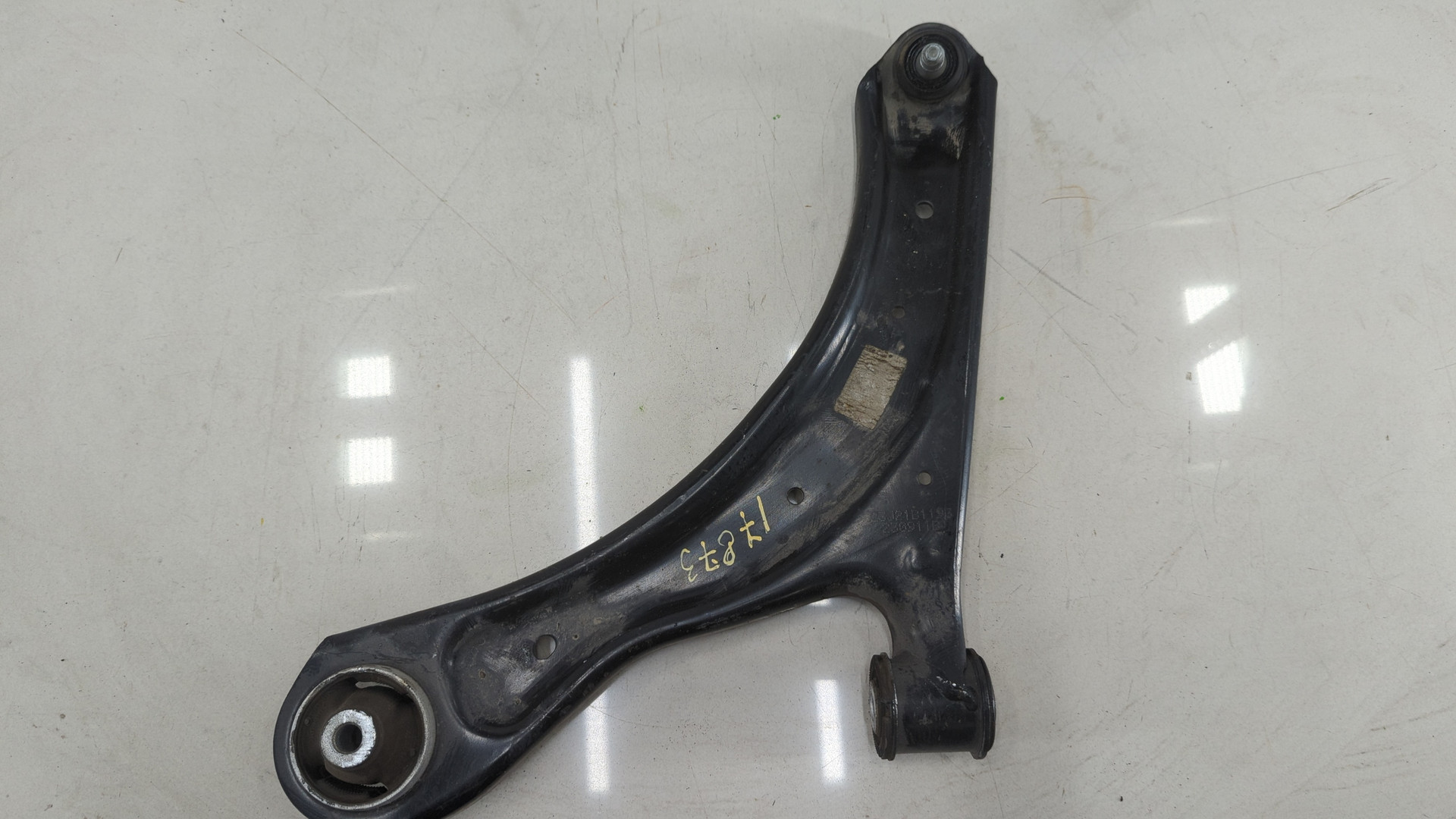 Рычаг передний левый