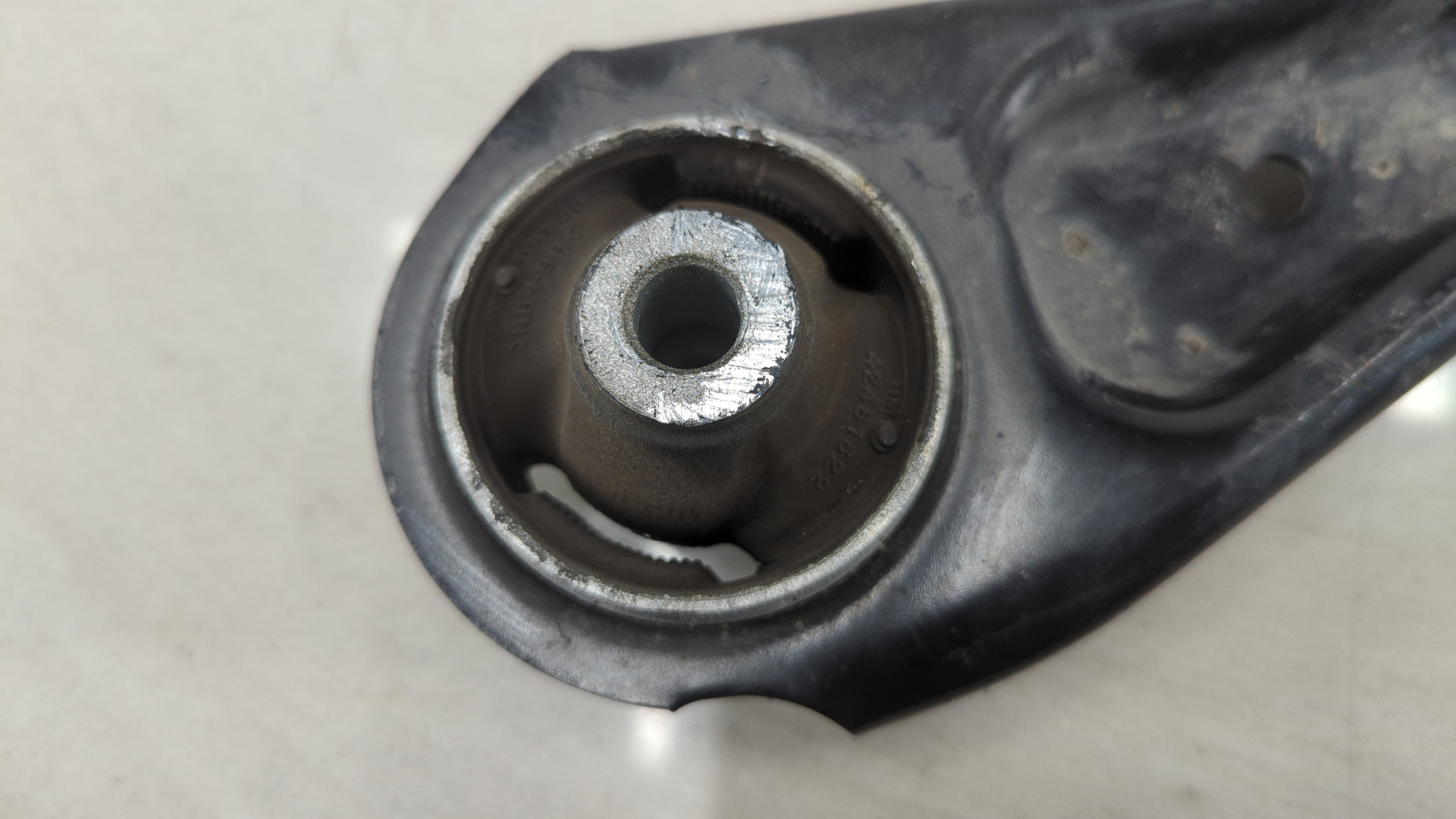 Рычаг передний левый