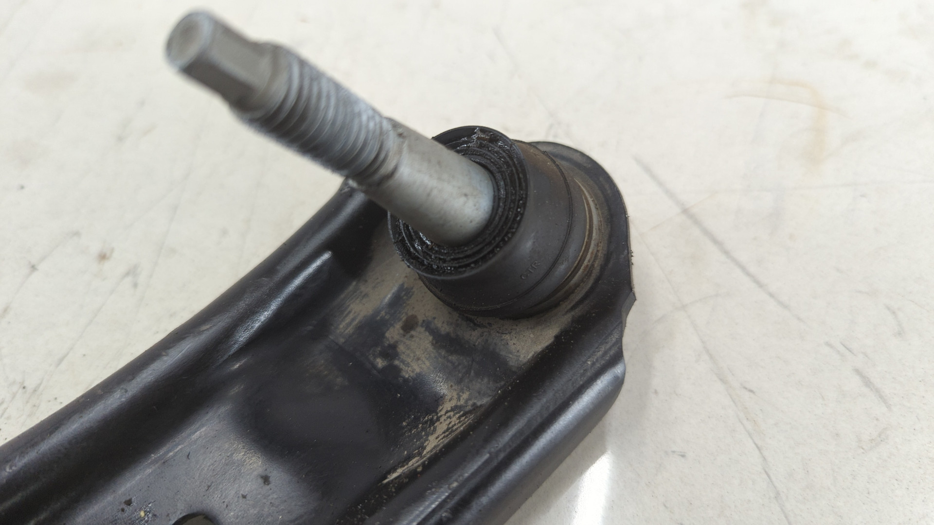 Рычаг передний левый