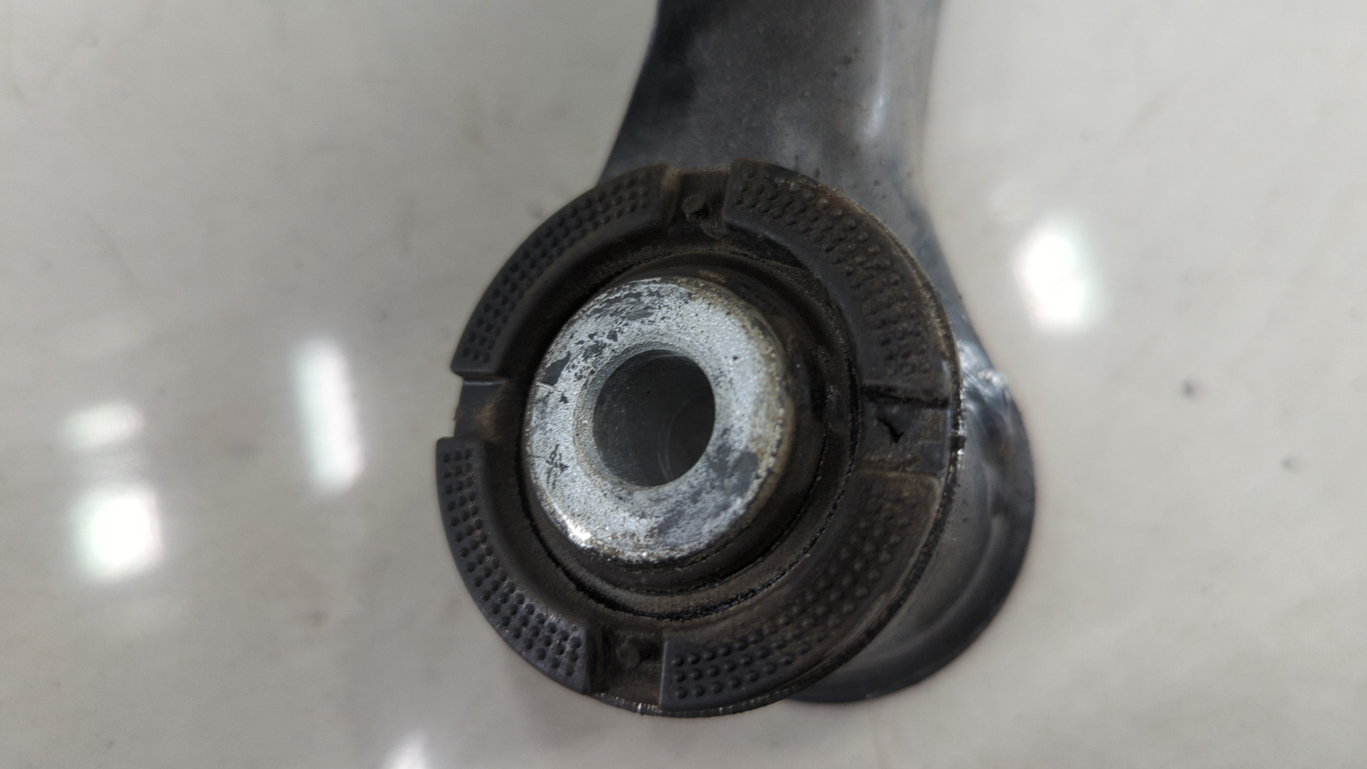 Рычаг передний левый