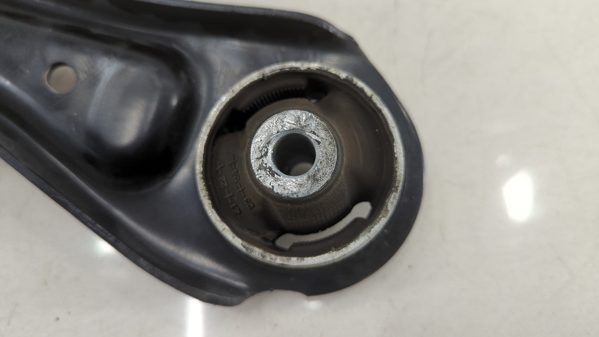 Рычаг передний левый