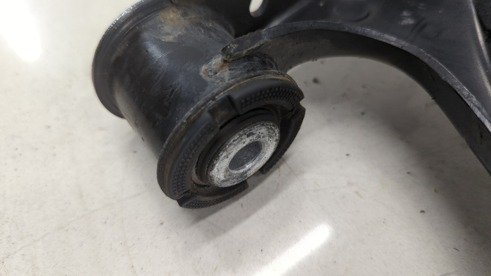 Рычаг передний левый