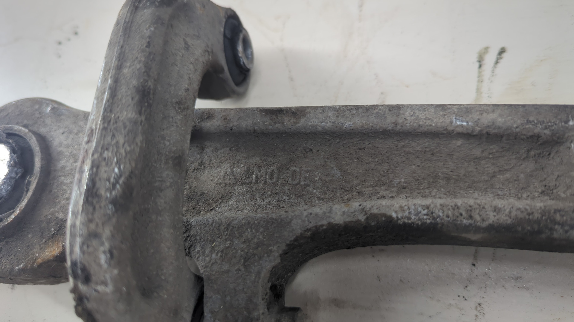 Рычаг передний правый