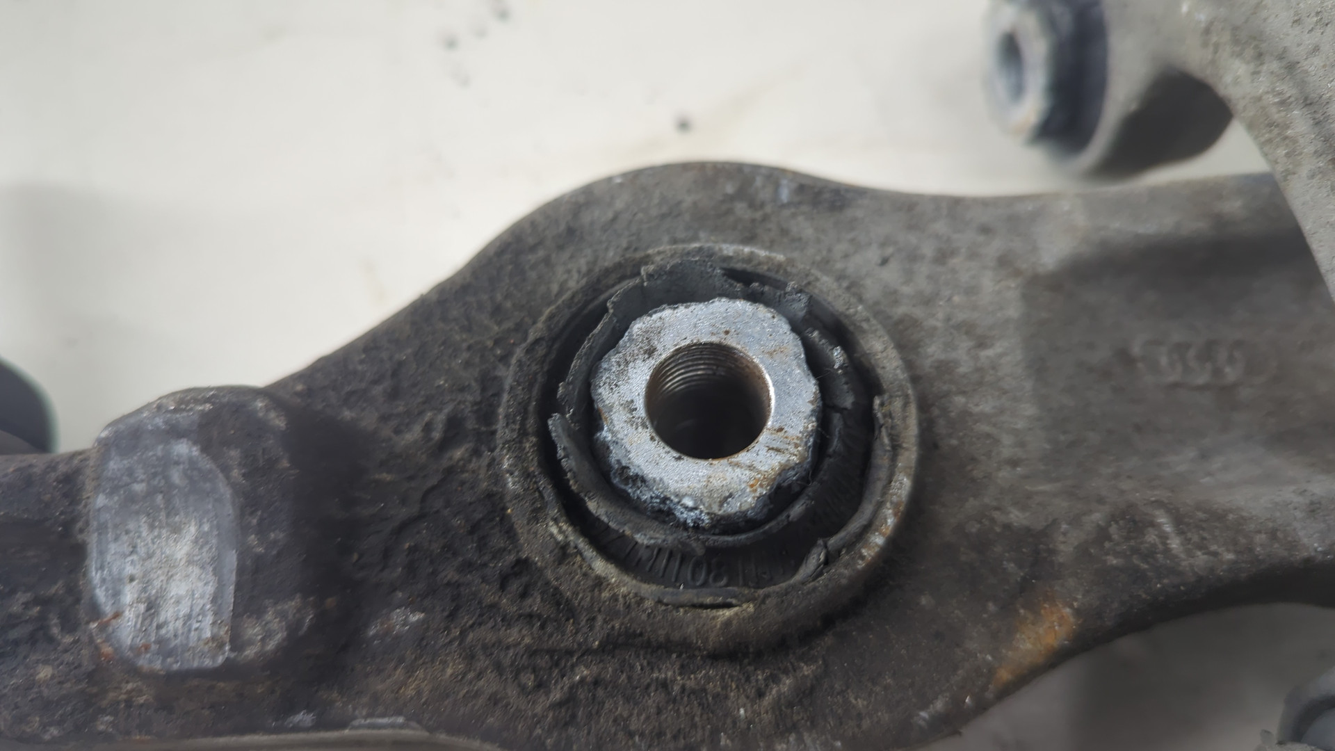 Рычаг передний правый