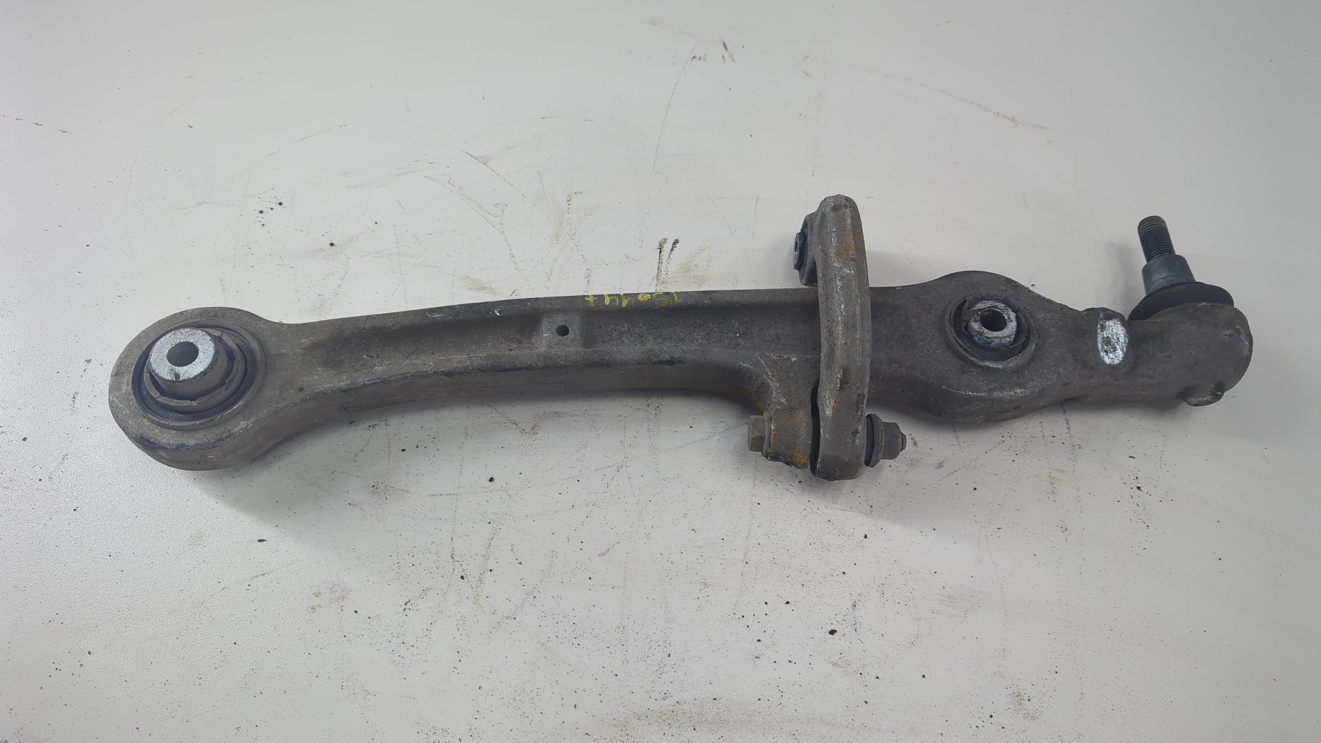 Рычаг передний левый