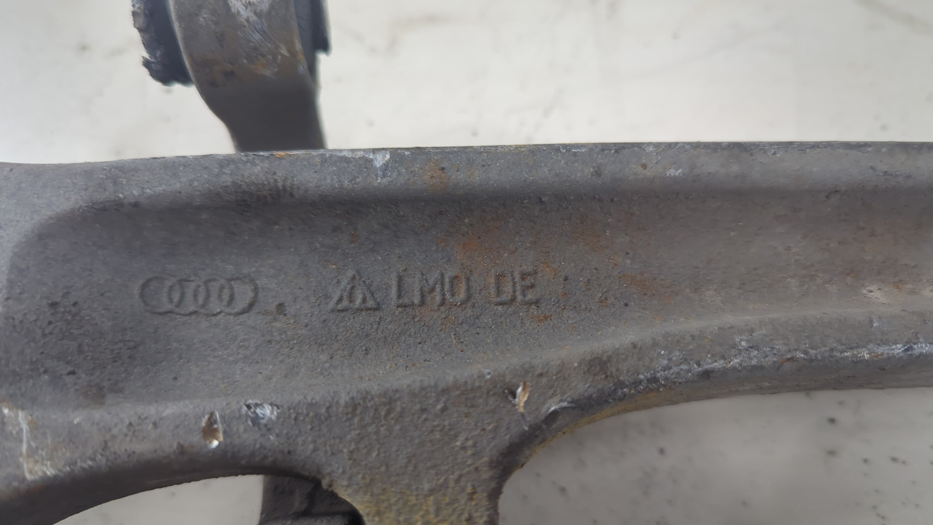 Рычаг передний левый