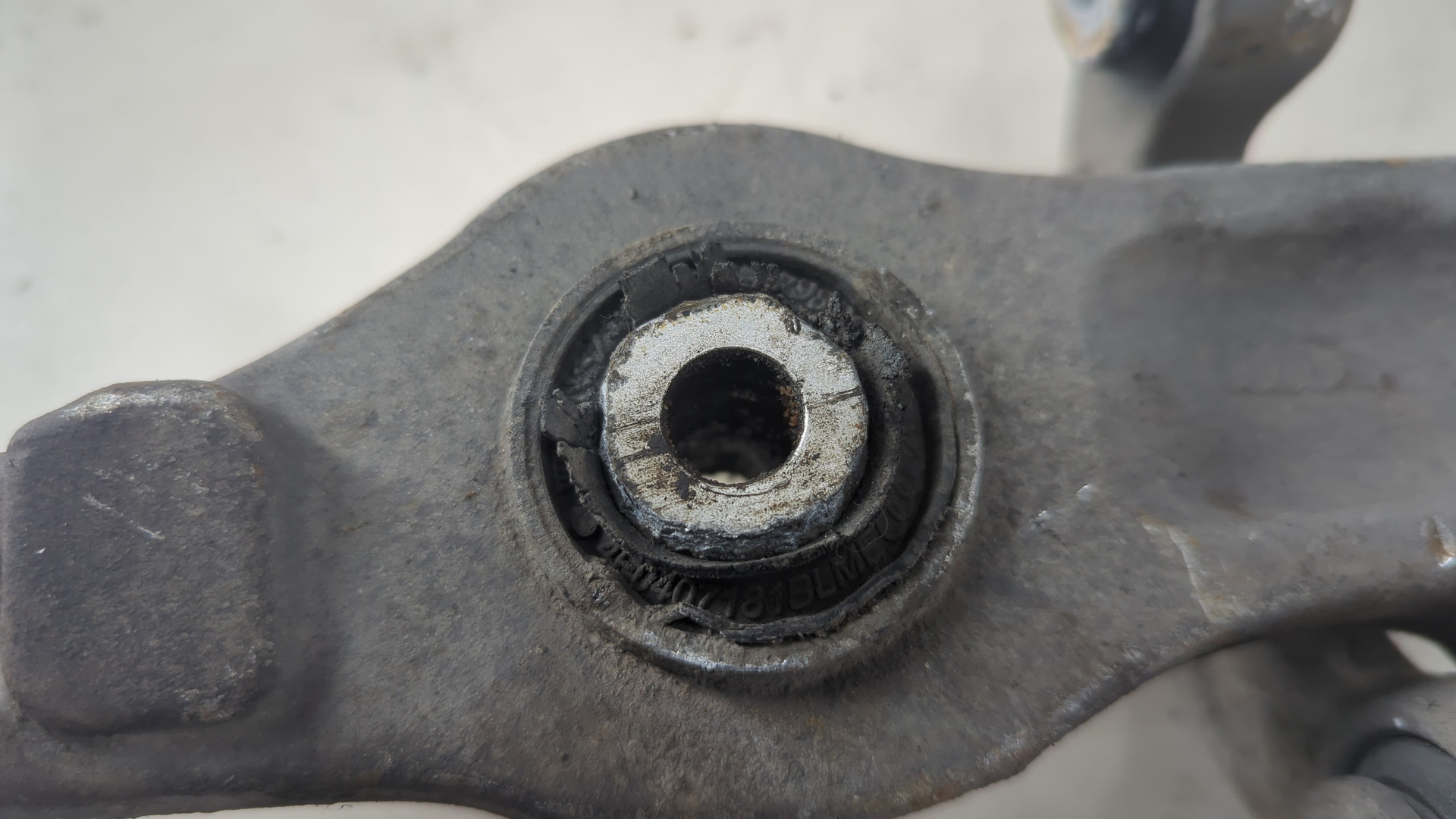 Рычаг передний левый