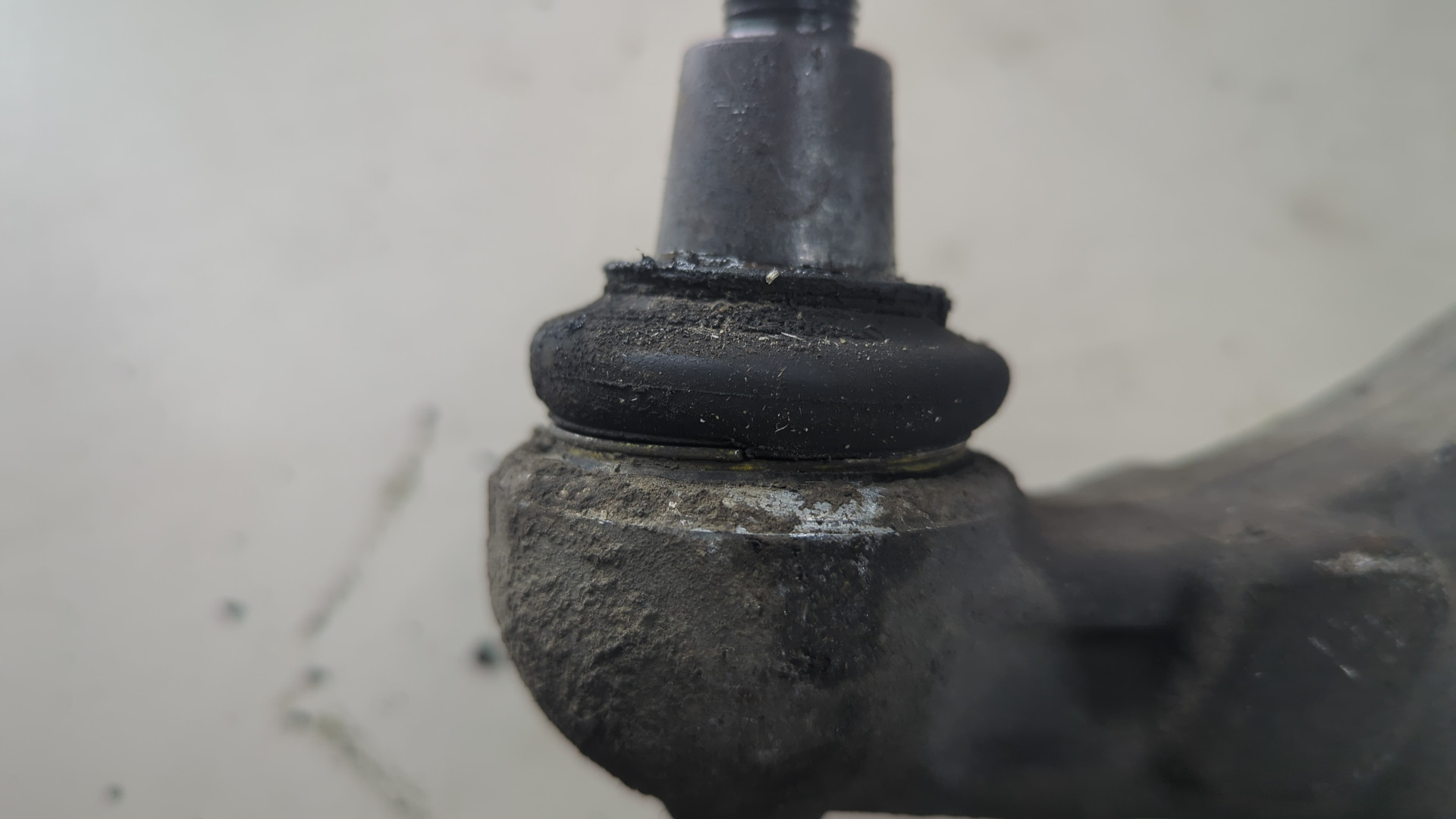 Рычаг передний левый