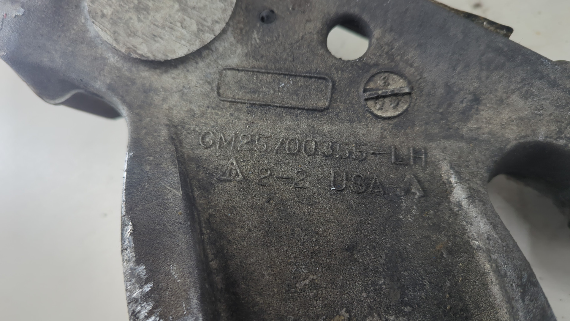 Рычаг передний левый