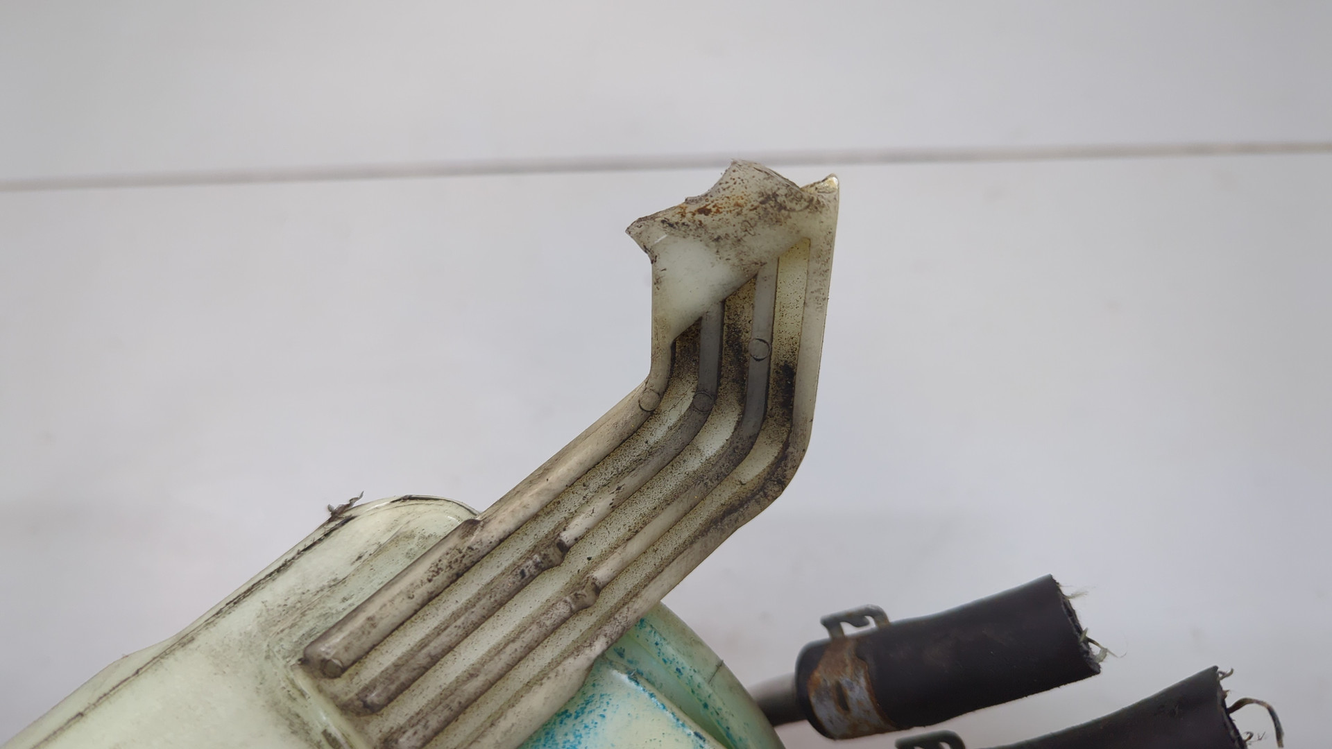 Бачок омывателя лобового стекла